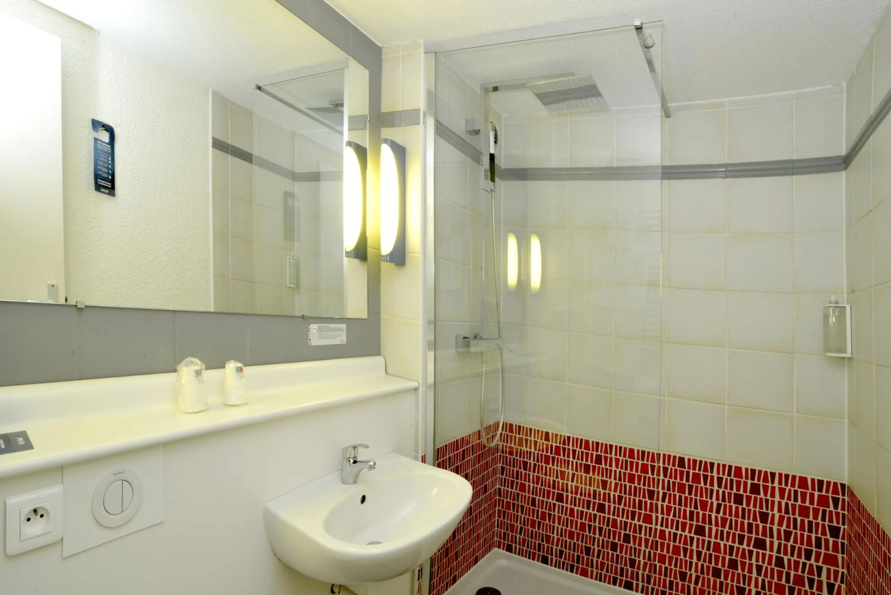 Bathroom in Kyriad Rouen Sud - Oissel