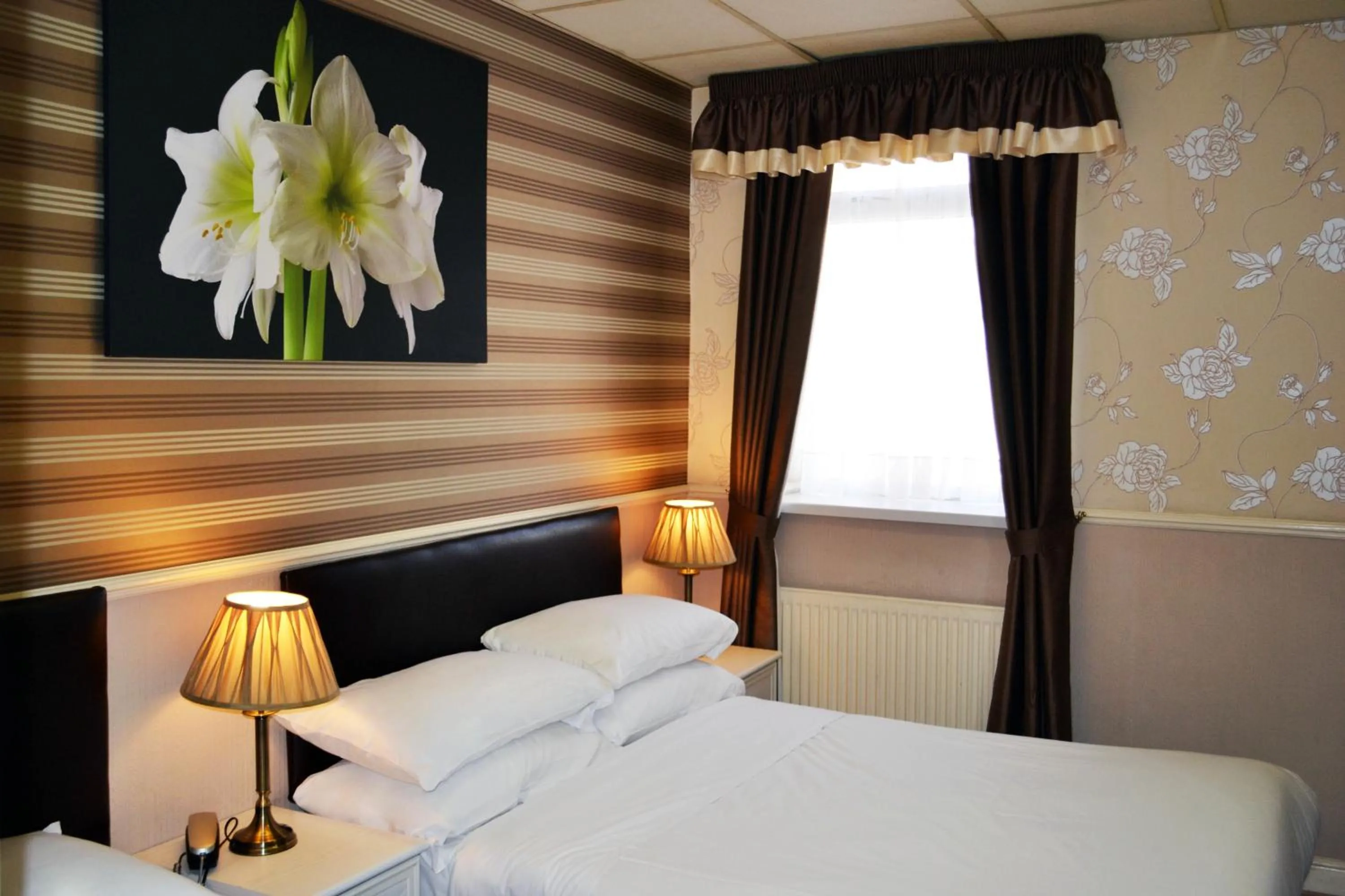 Bedroom, Bed in Lyndene Hotel