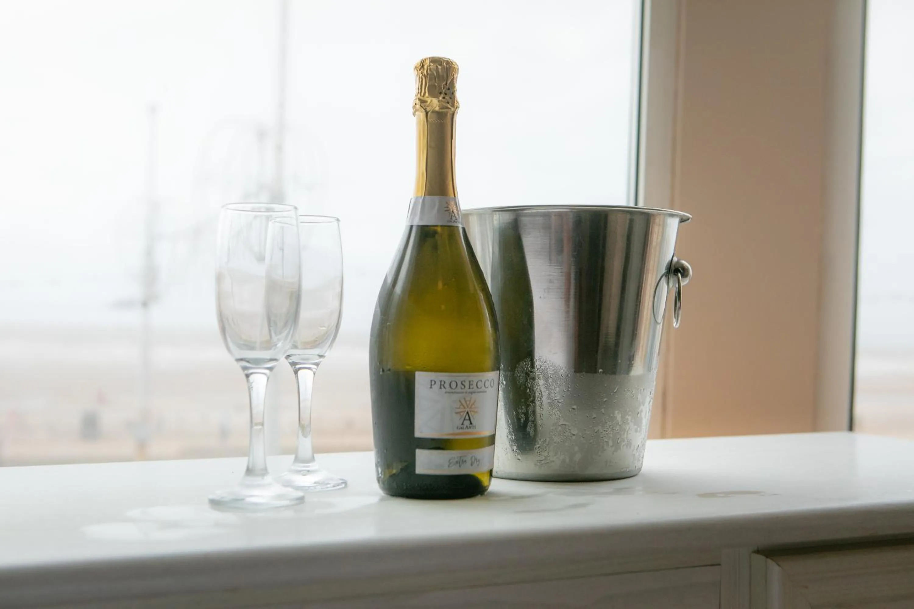 Food and drinks in Lyndene Hotel