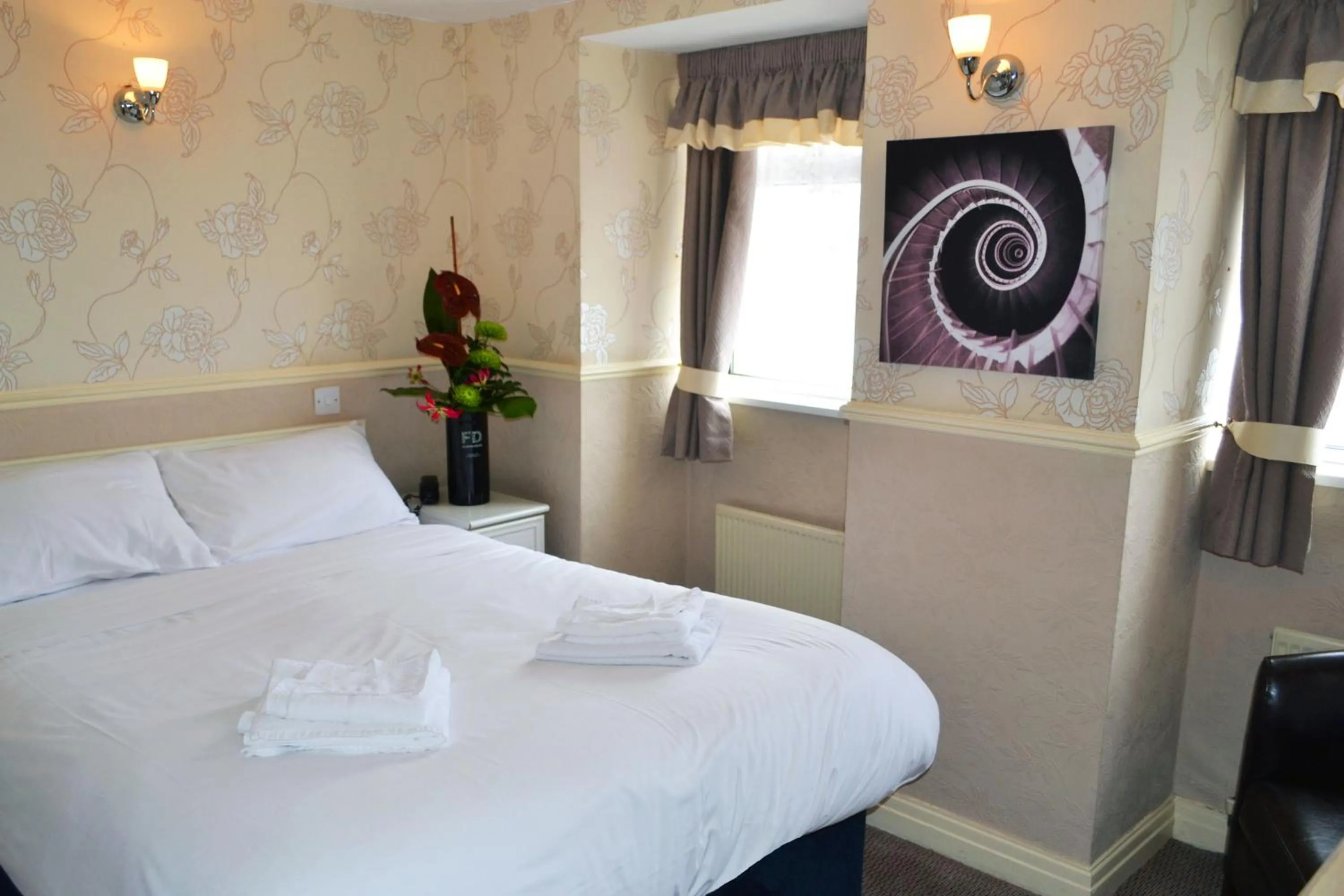 Bedroom, Bed in Lyndene Hotel