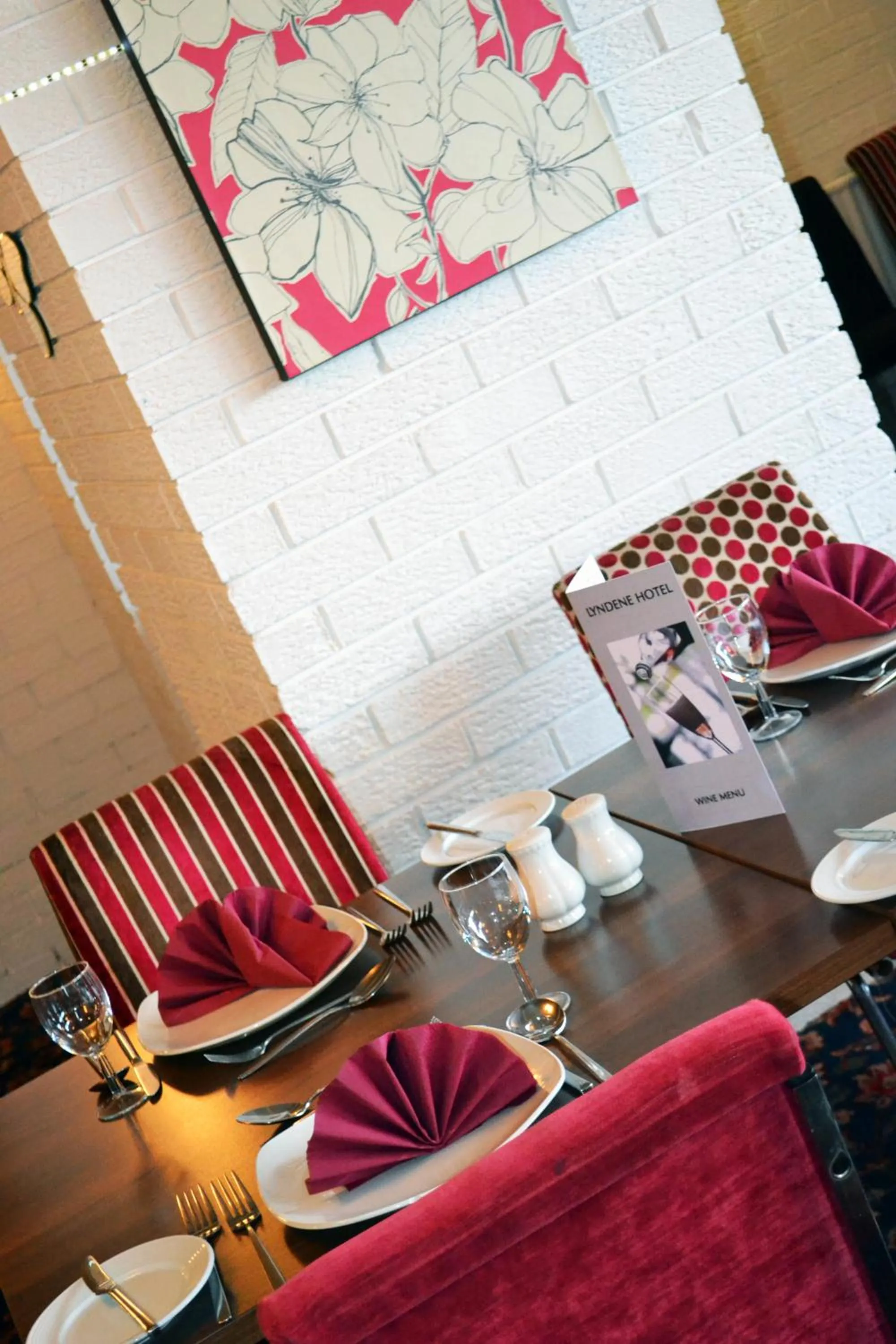 Restaurant/places to eat in Lyndene Hotel