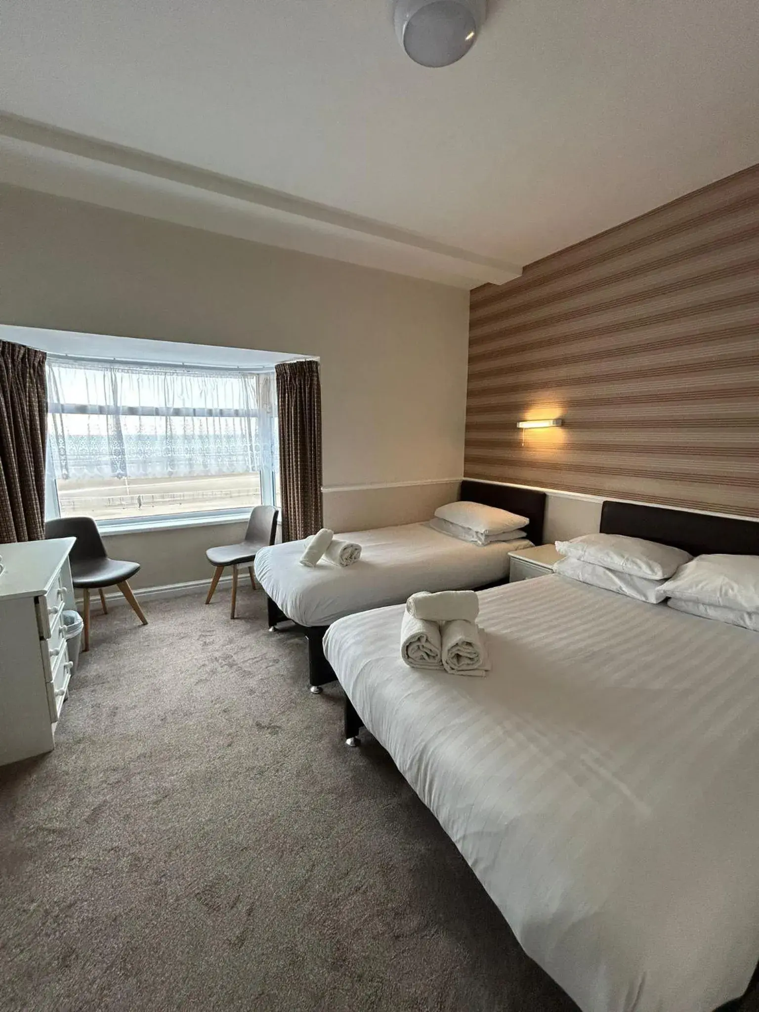 Superior Triple Room with Sea View in Lyndene Hotel Superior Triple Room with Sea View in Lyndene Hotel