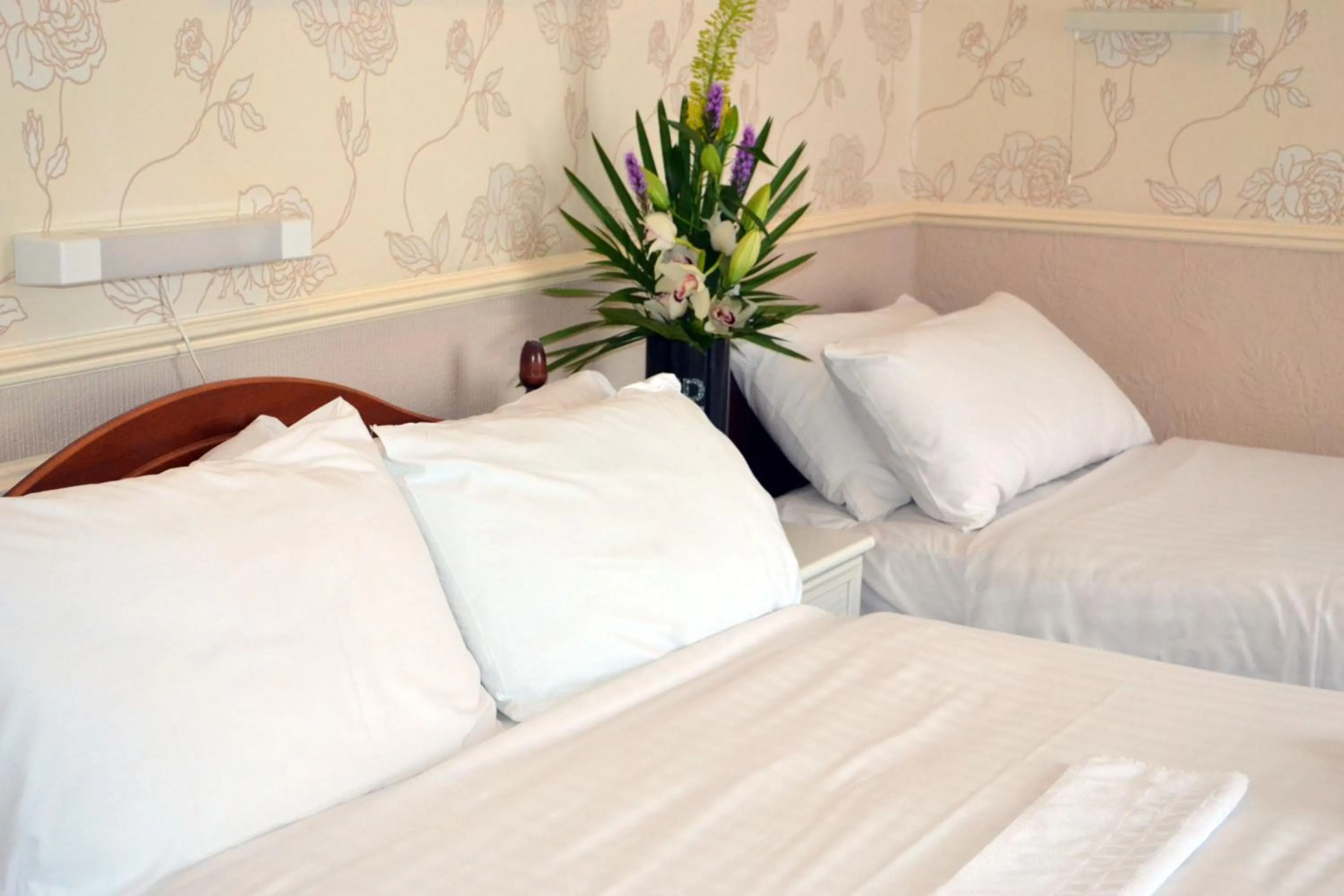 Bedroom, Bed in Lyndene Hotel