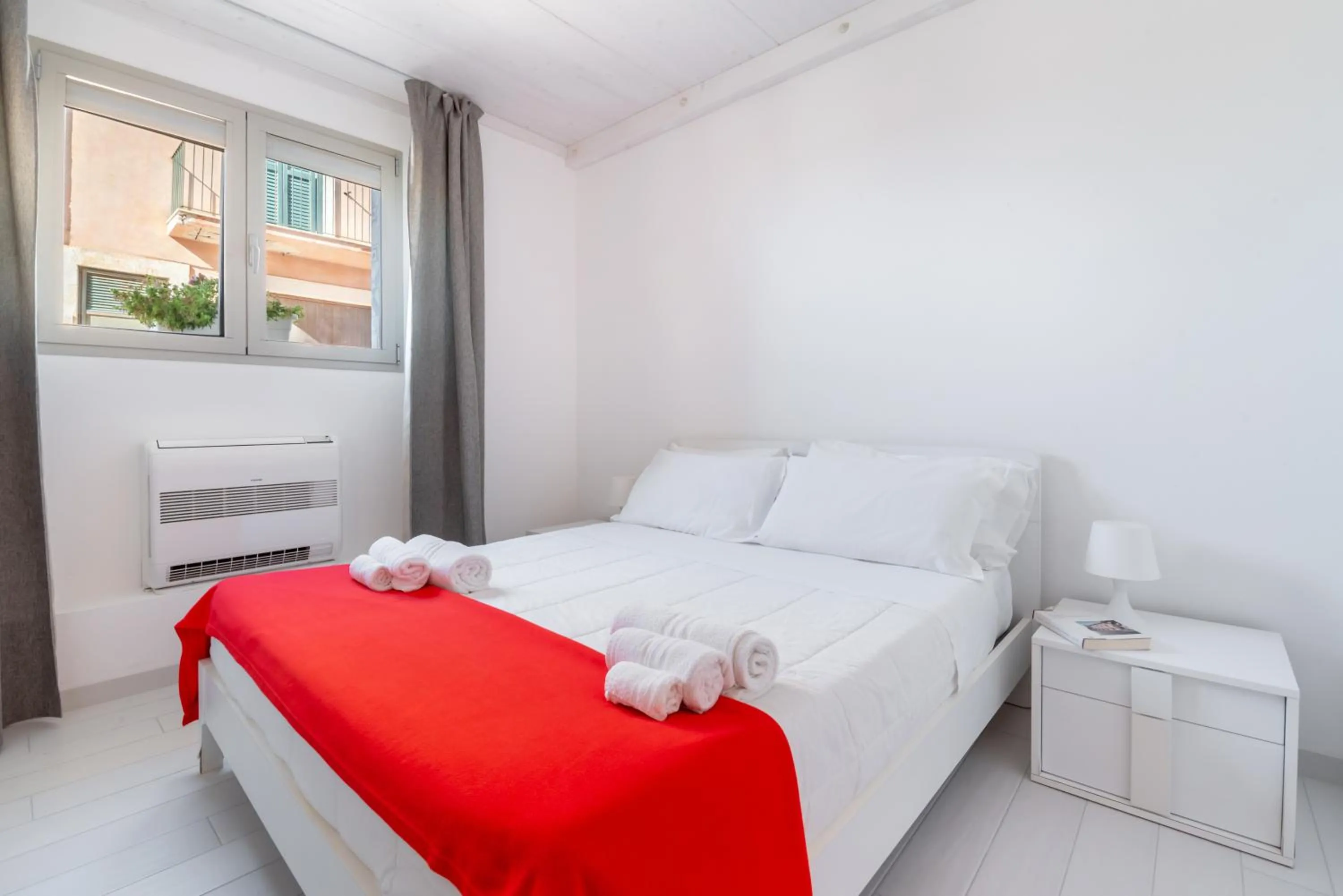 Photo of the whole room, Bed in Fly Home Sicily