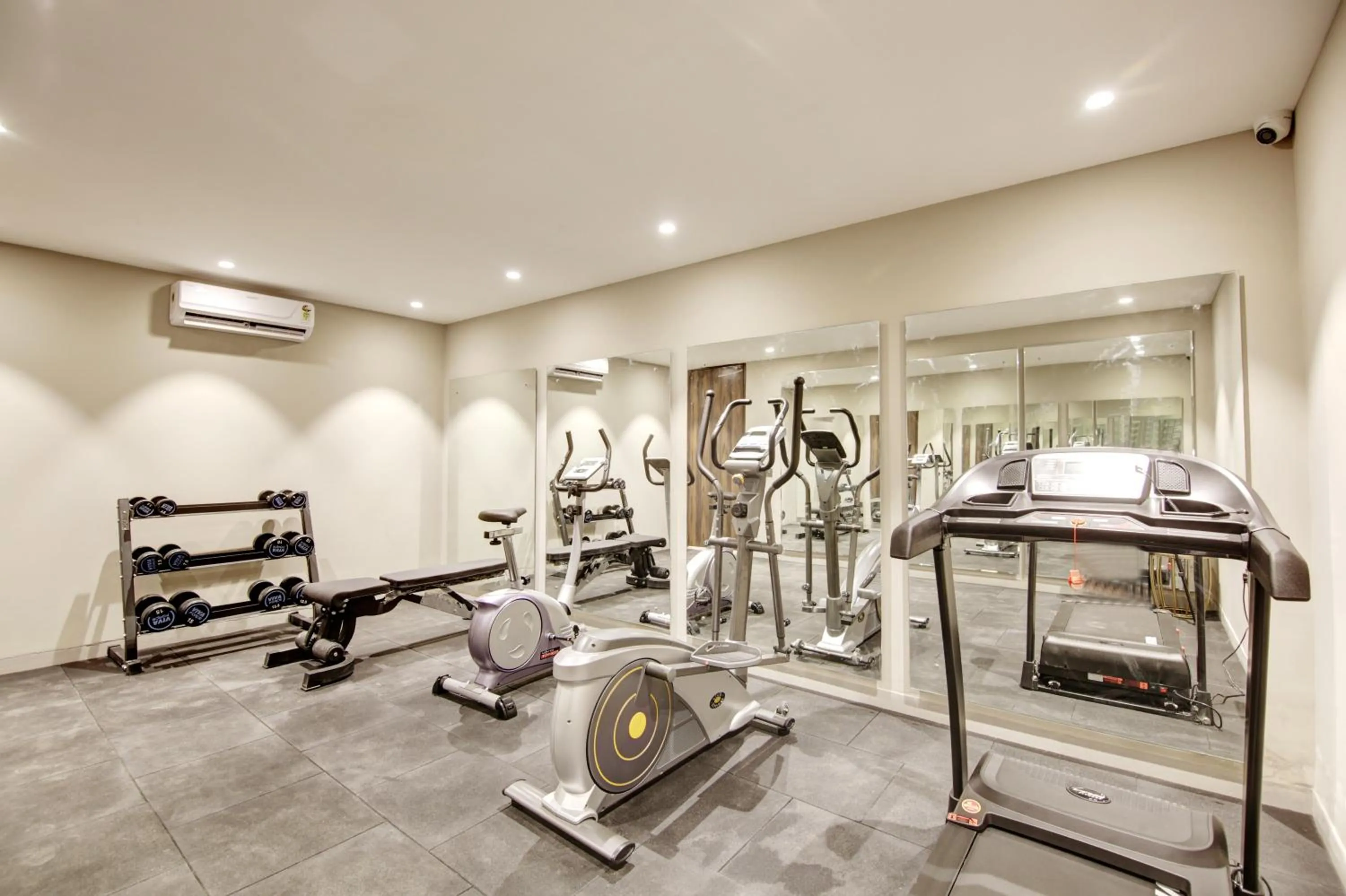 Fitness centre/facilities in Saltstayz Premier - Galleria Market Road & Sector 27