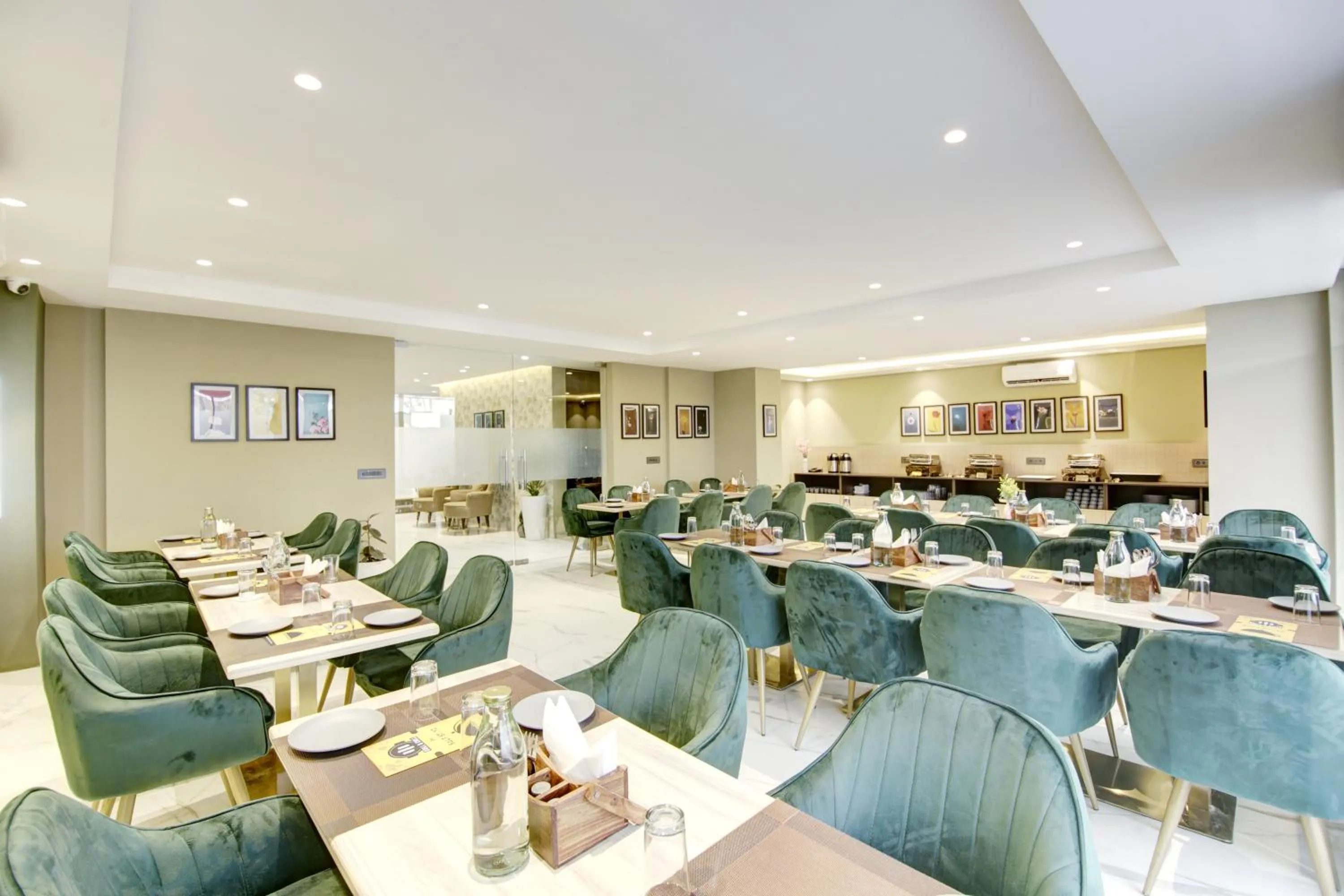 Restaurant/places to eat in Saltstayz Premier - Galleria Market Road & Sector 27