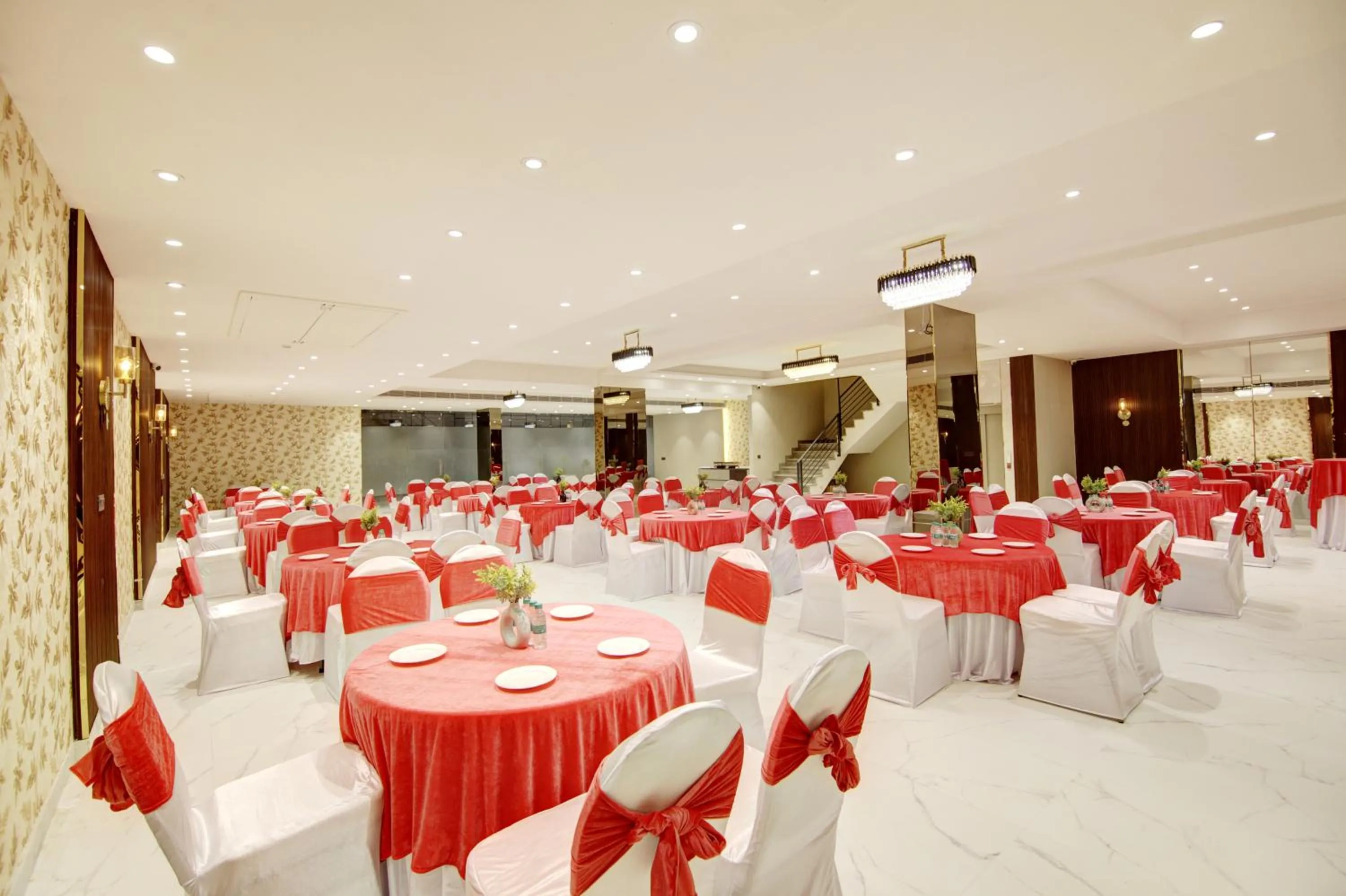 Restaurant/places to eat in Saltstayz Premier - Galleria Market Road & Sector 27