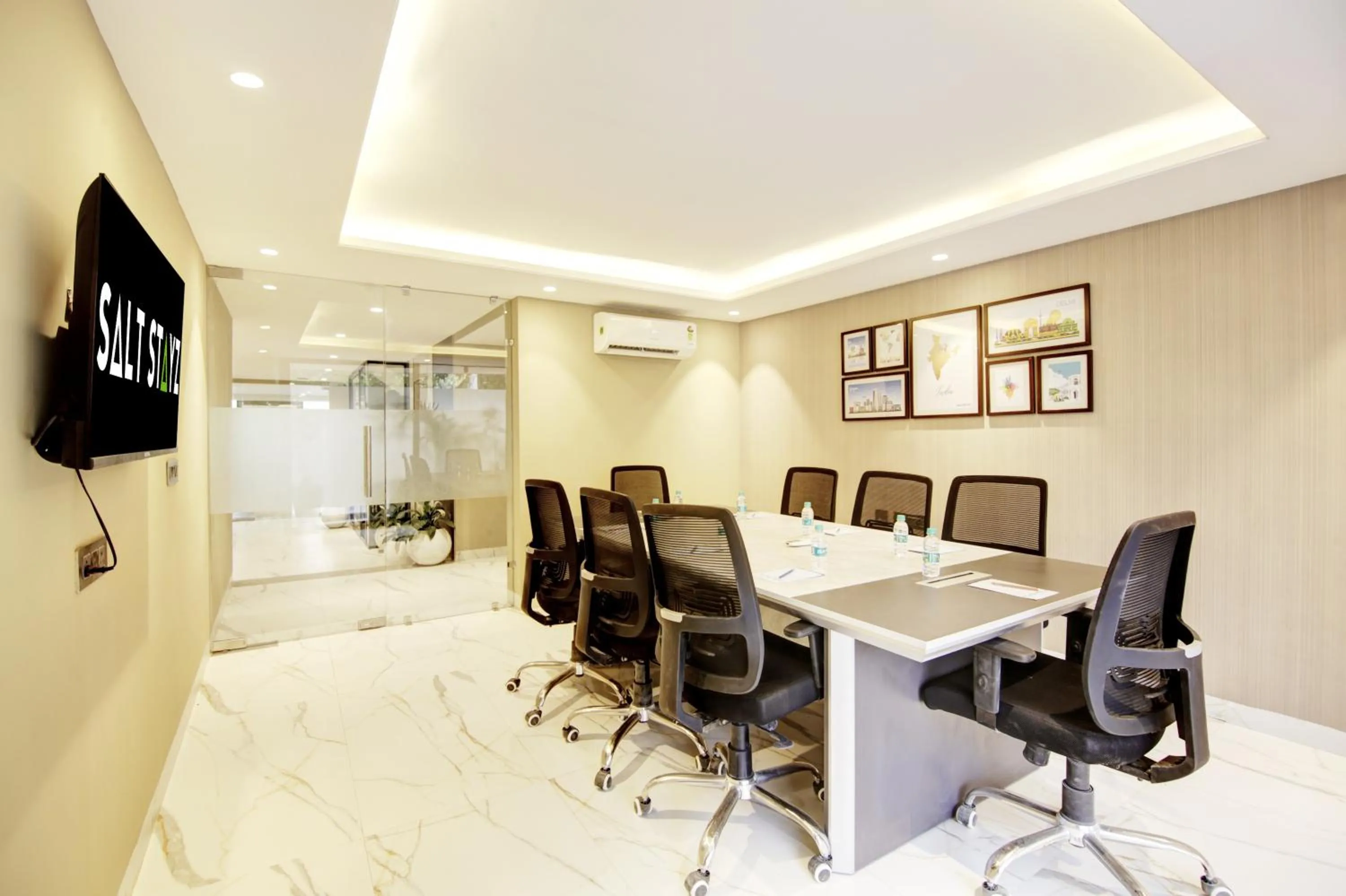 TV and multimedia in Saltstayz Premier - Galleria Market Road & Sector 27