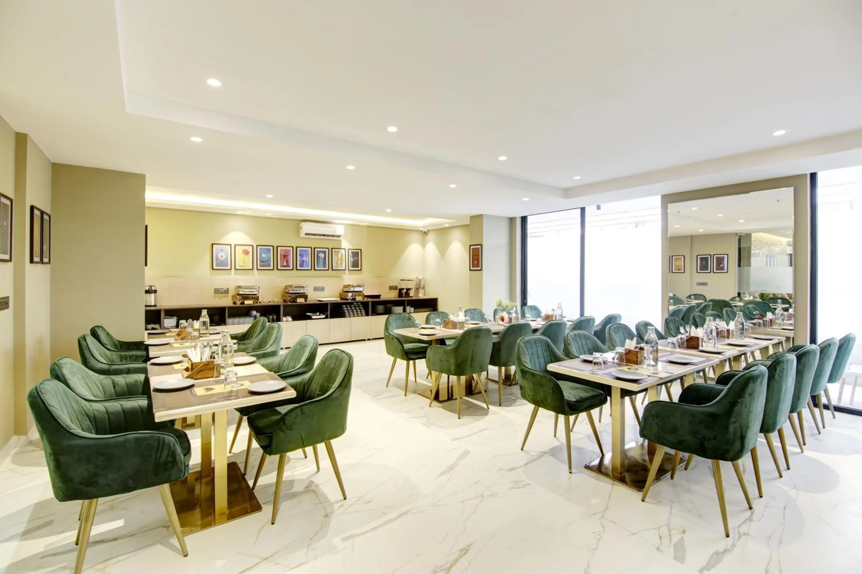 Restaurant/places to eat in Saltstayz Premier - Galleria Market Road & Sector 27