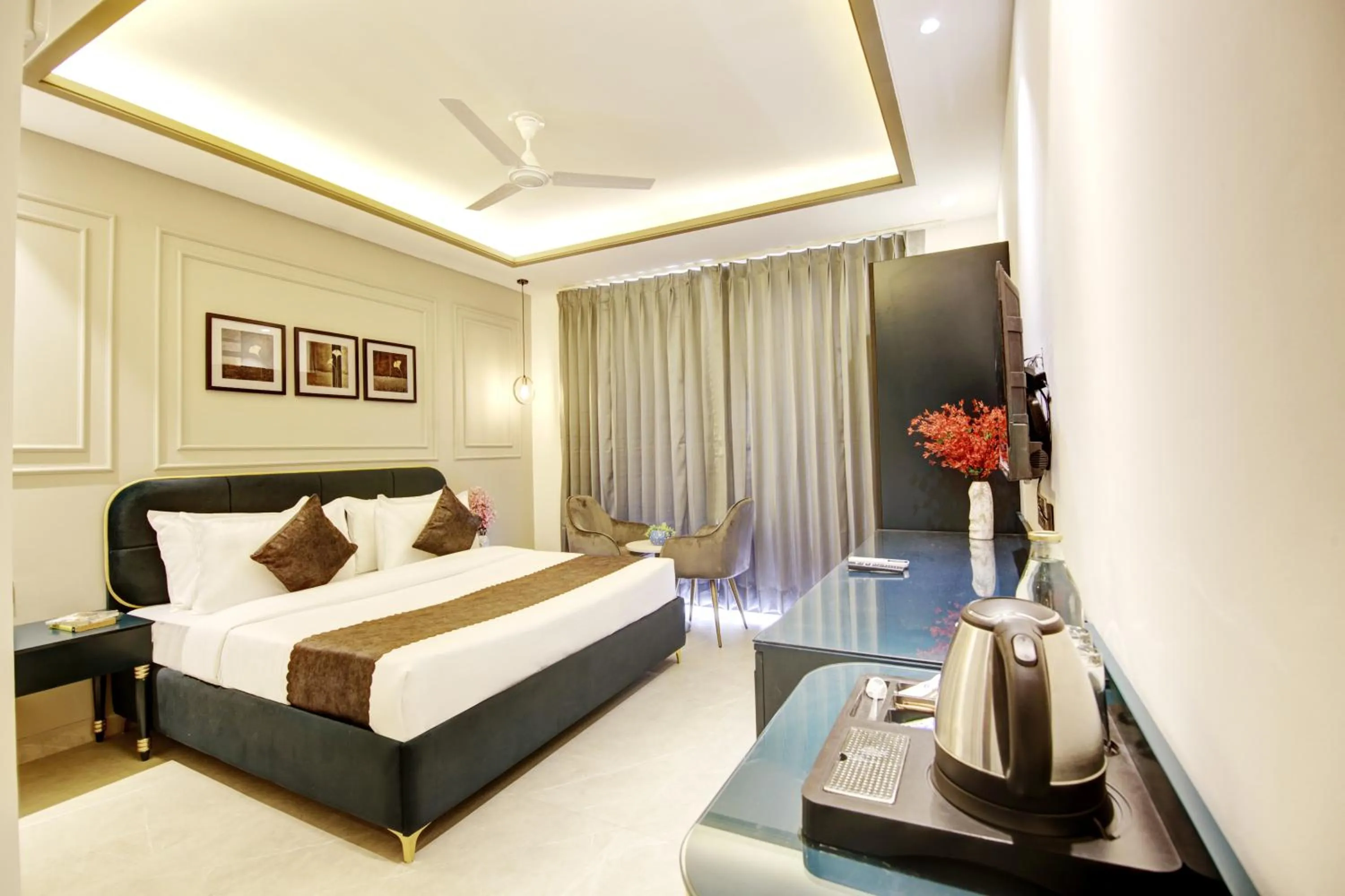 Bed in Saltstayz Premier - Galleria Market Road & Sector 27