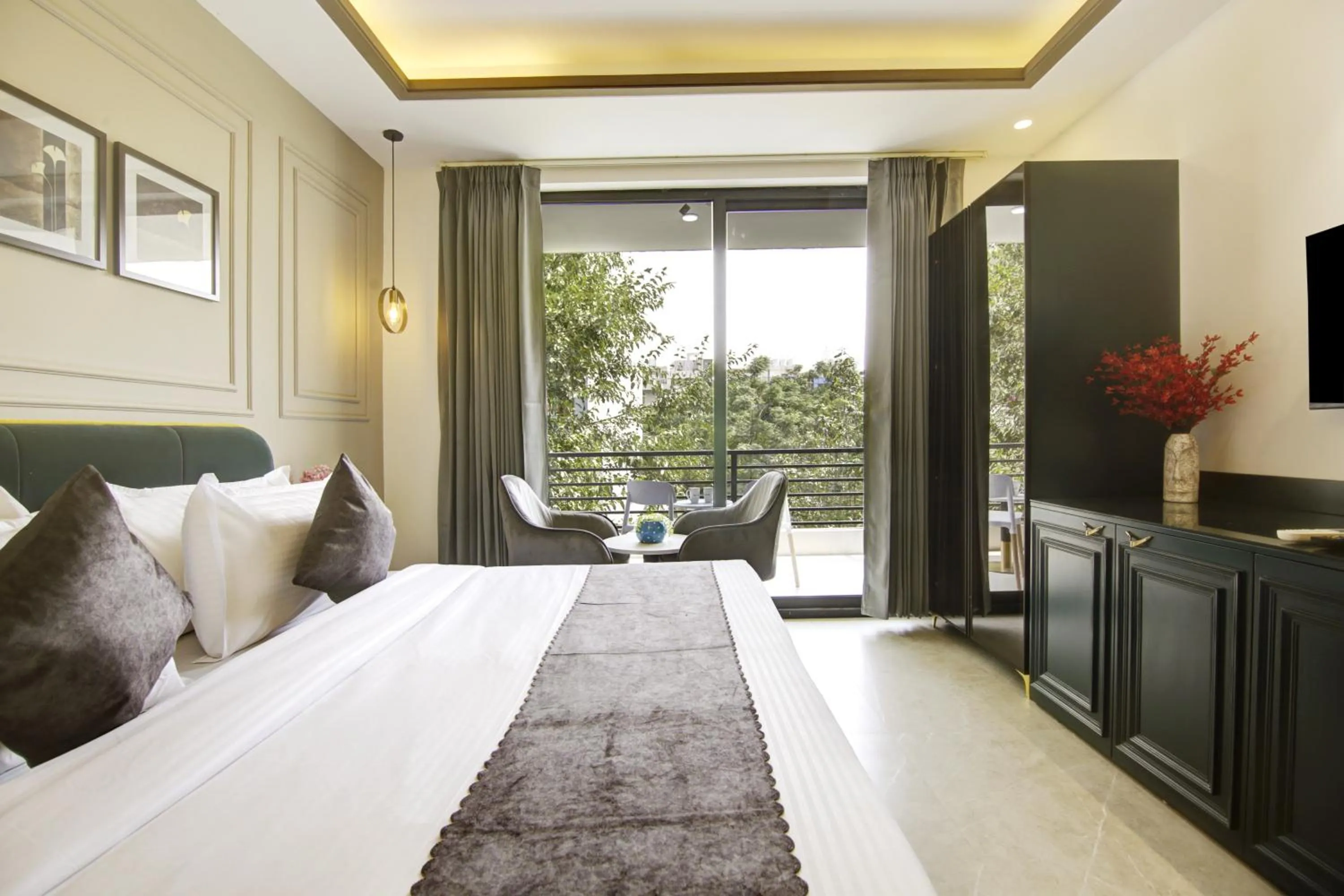 Communal lounge/ TV room, Bed in Saltstayz Premier - Galleria Market Road & Sector 27