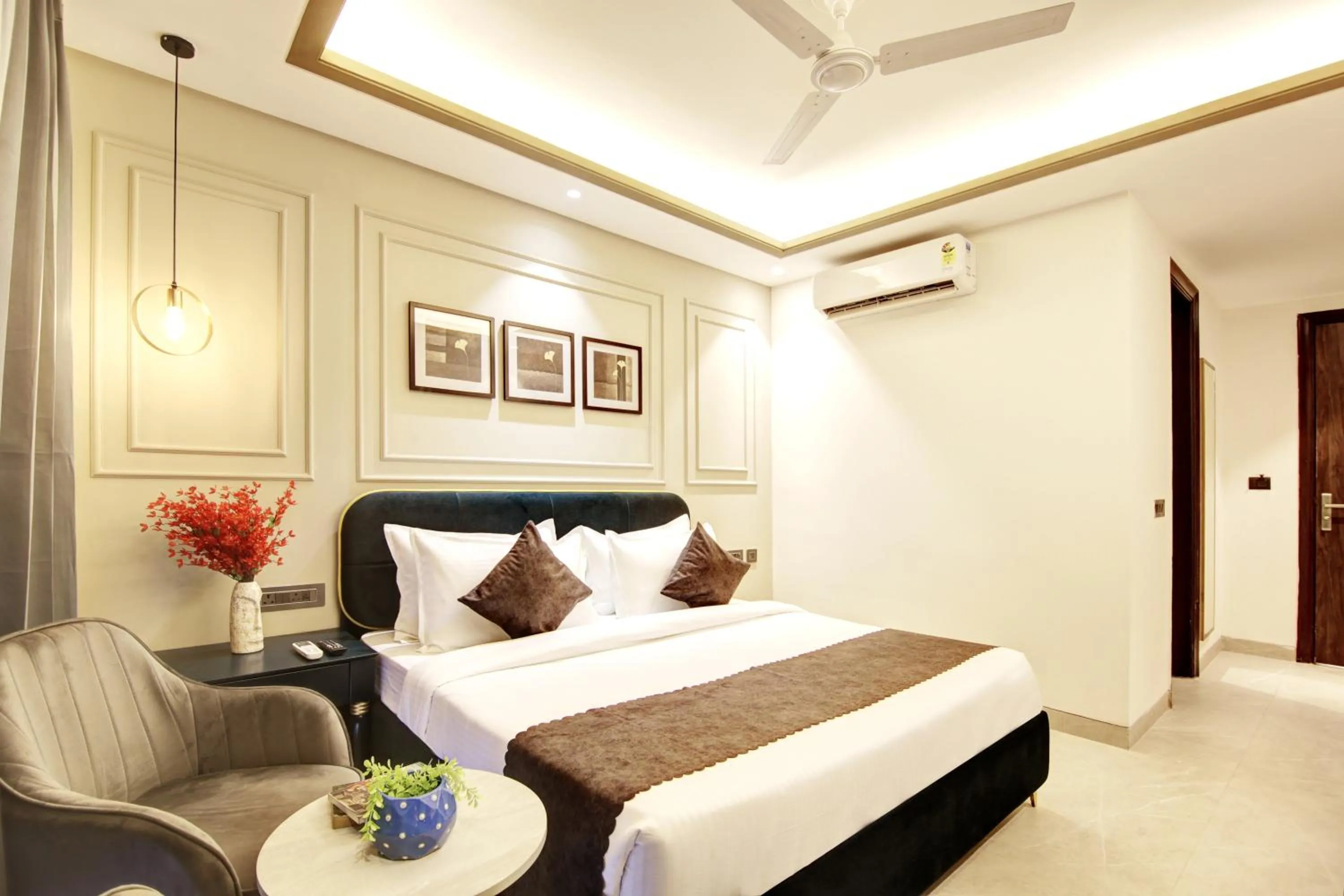 Bed in Saltstayz Premier - Galleria Market Road & Sector 27