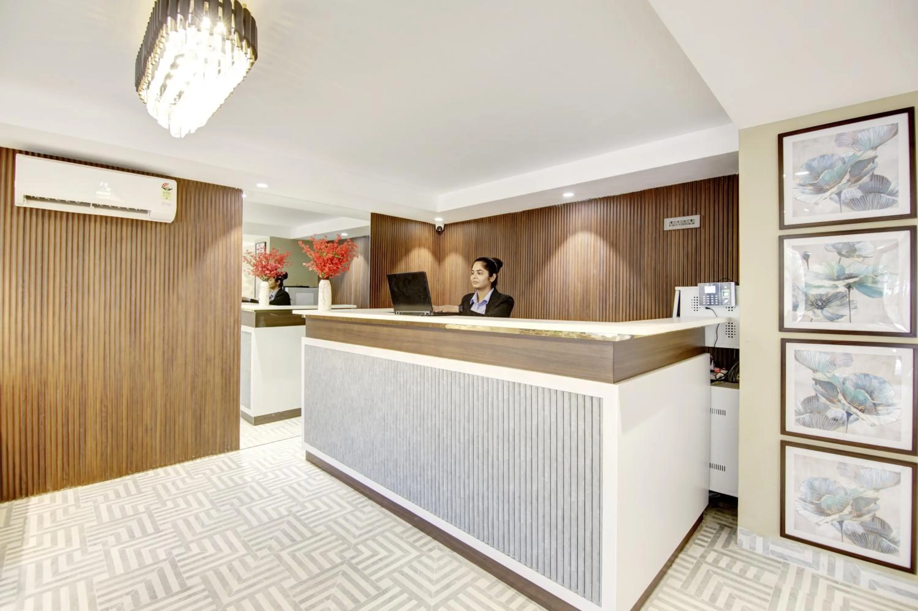 People in Saltstayz Premier - Galleria Market Road & Sector 27