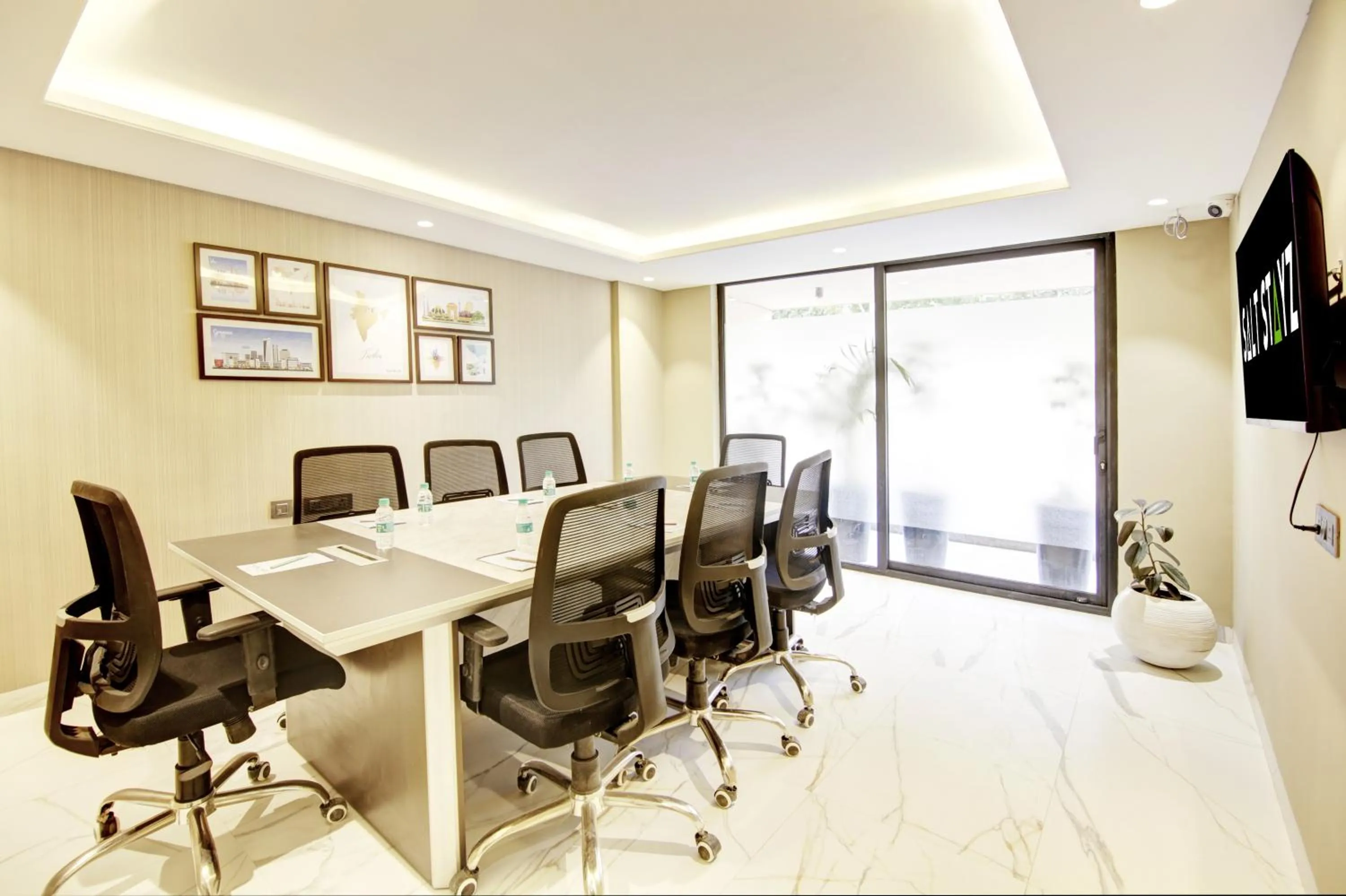 TV and multimedia in Saltstayz Premier - Galleria Market Road & Sector 27