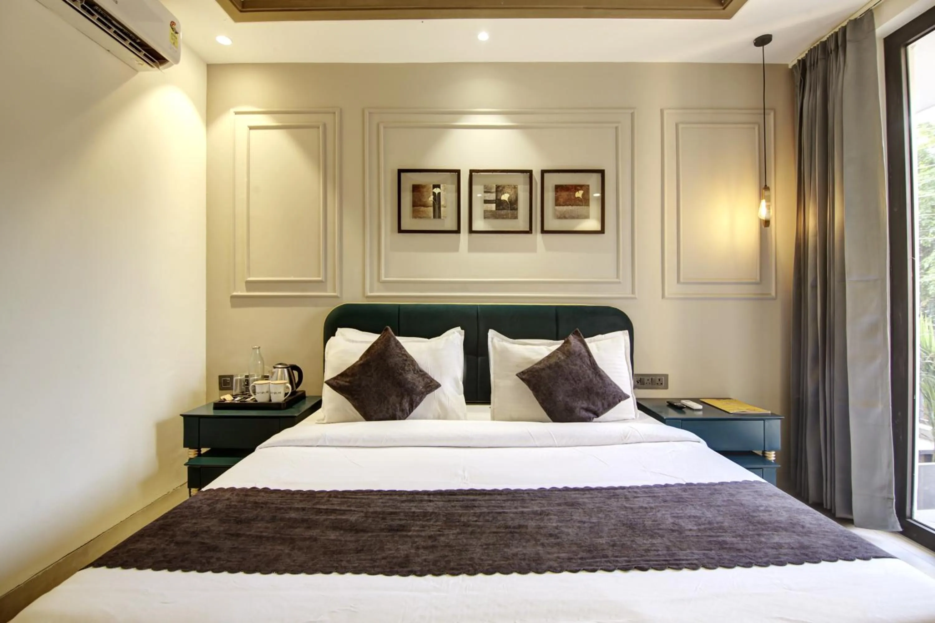 Bed in Saltstayz Premier - Galleria Market Road & Sector 27