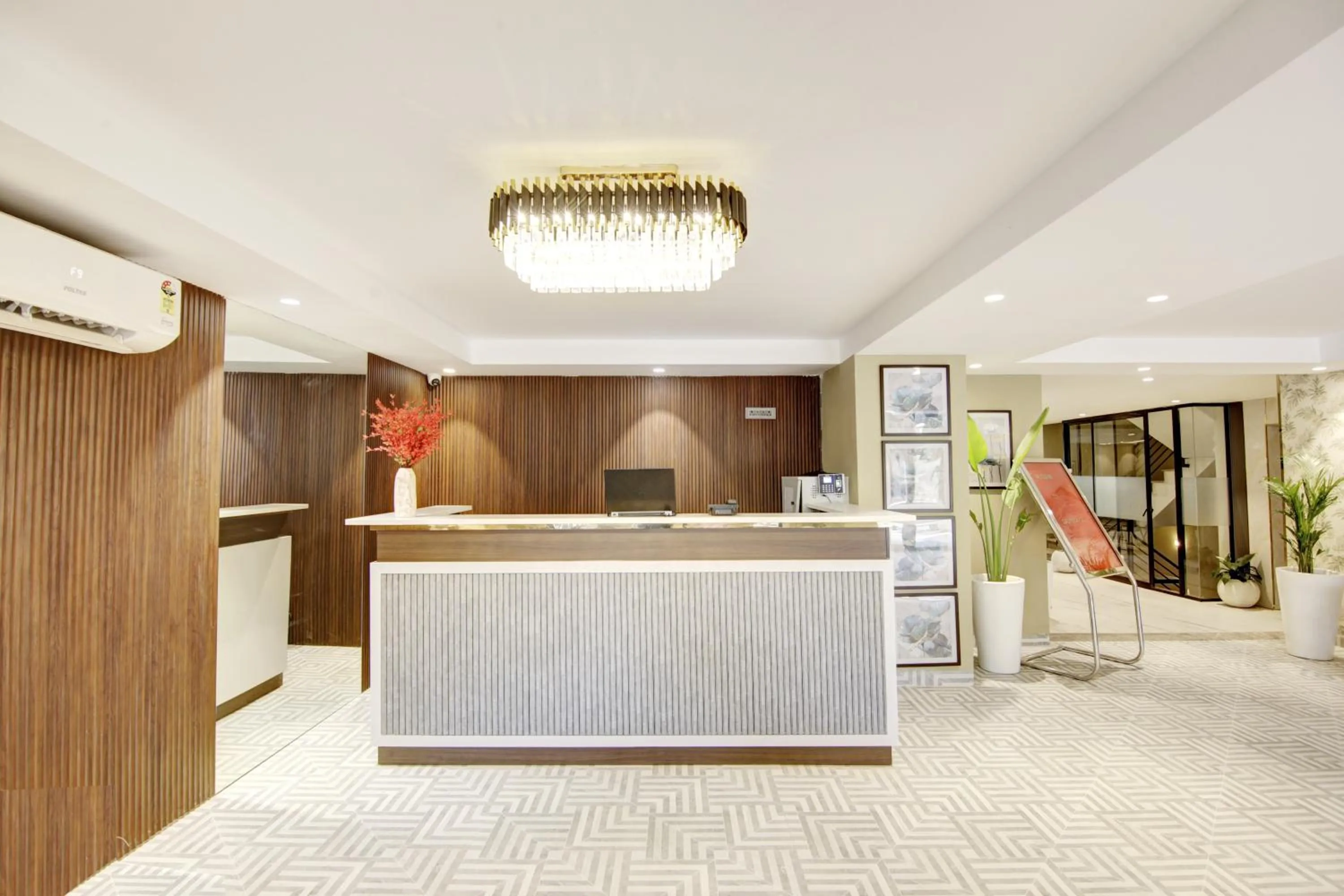 TV and multimedia in Saltstayz Premier - Galleria Market Road & Sector 27