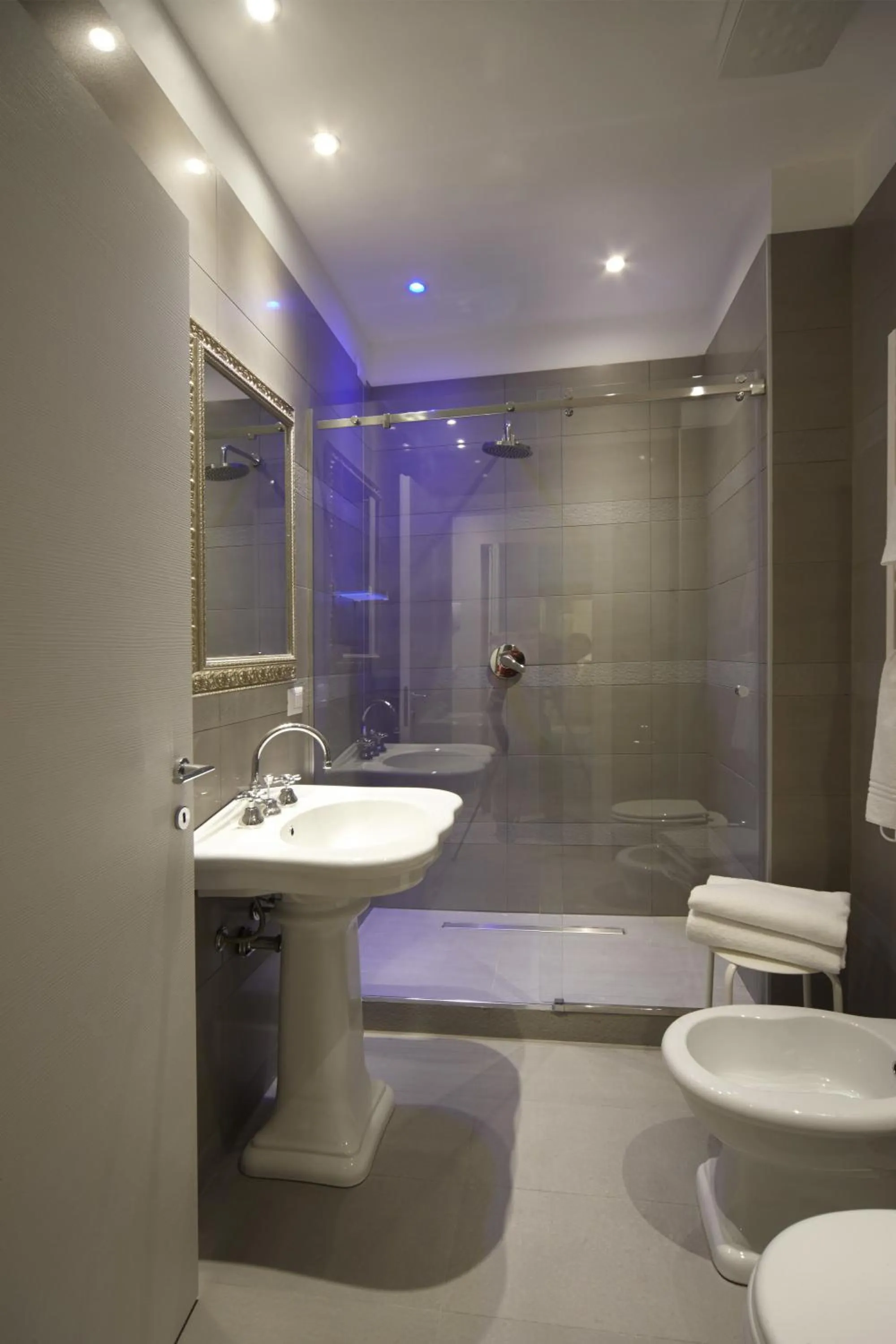 Bathroom in Navigliotel 19 - Rooms & Suites