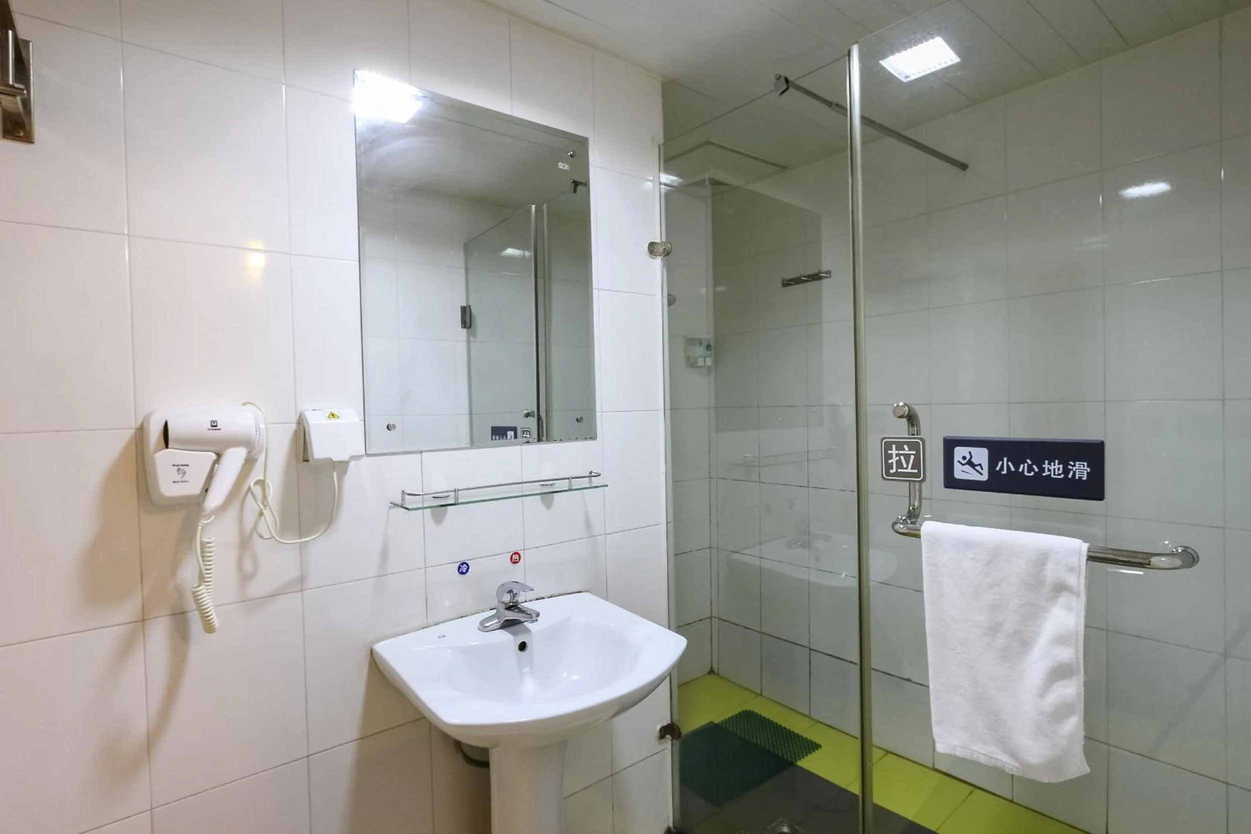 Bathroom in 7Days Inn Guangzhou Shijing Jinbi Xincheng