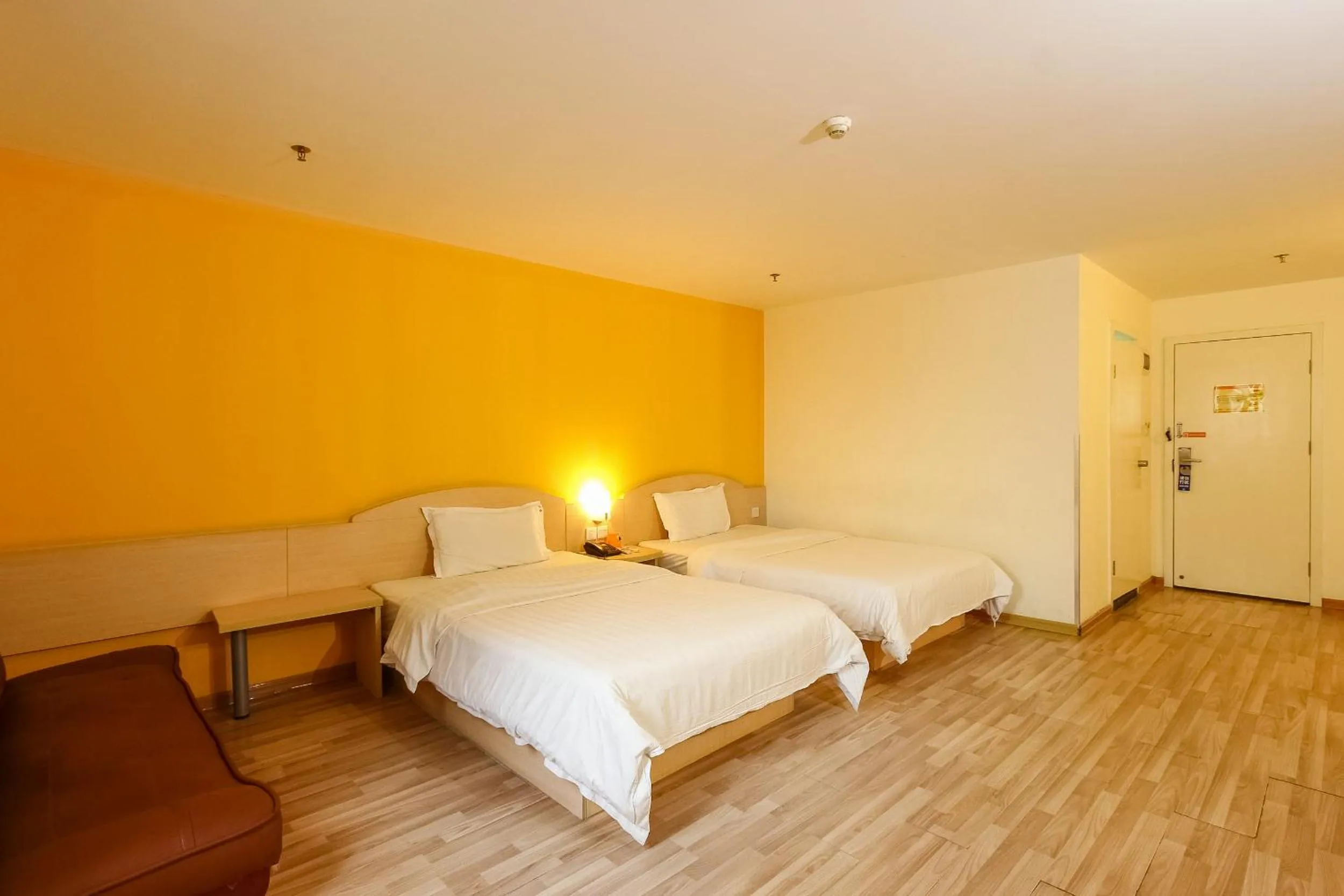 Photo of the whole room in 7Days Inn Guangzhou Shijing Jinbi Xincheng