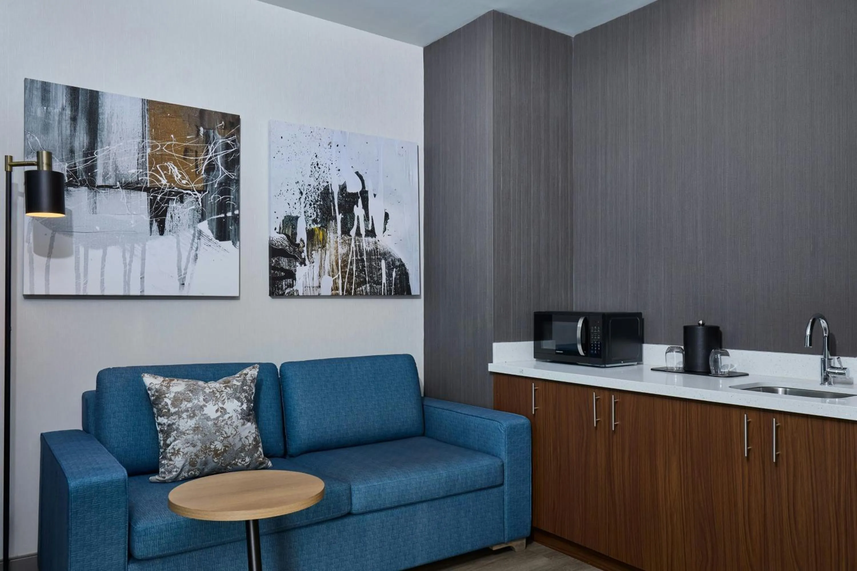 Photo of the whole room in Courtyard by Marriott Denver Downtown West