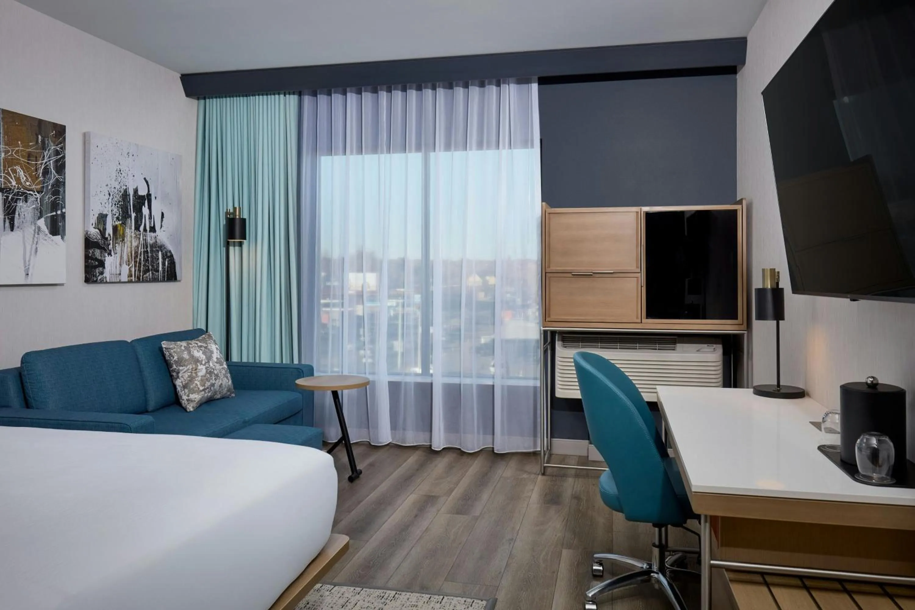 Photo of the whole room, Bed in Courtyard by Marriott Denver Downtown West