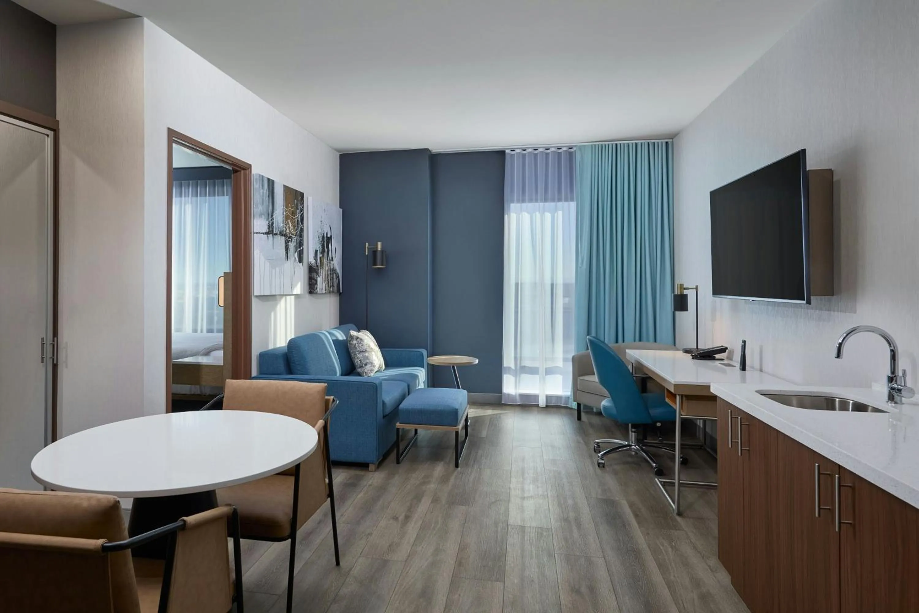 Photo of the whole room in Courtyard by Marriott Denver Downtown West