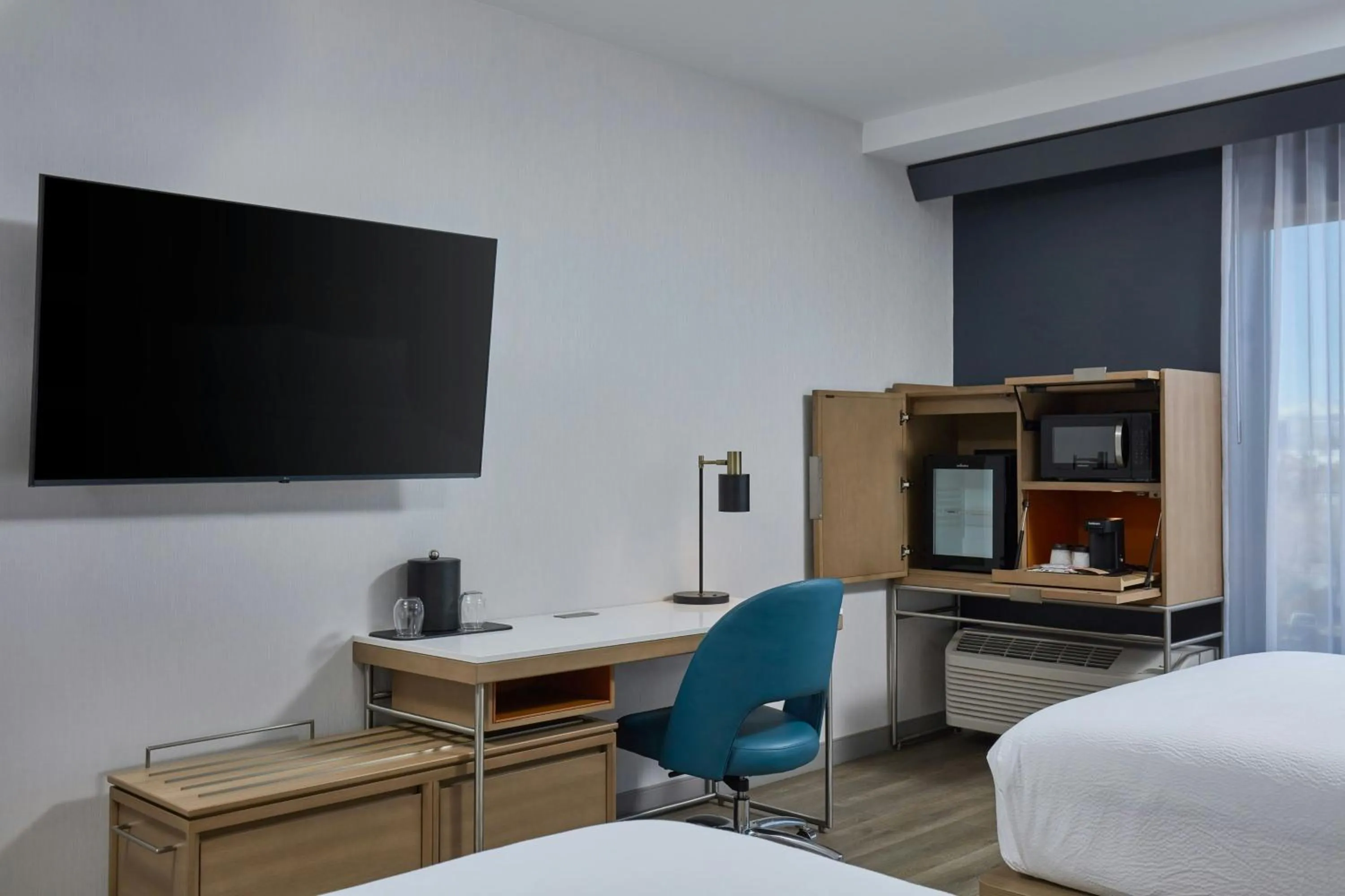 Photo of the whole room, Bed in Courtyard by Marriott Denver Downtown West