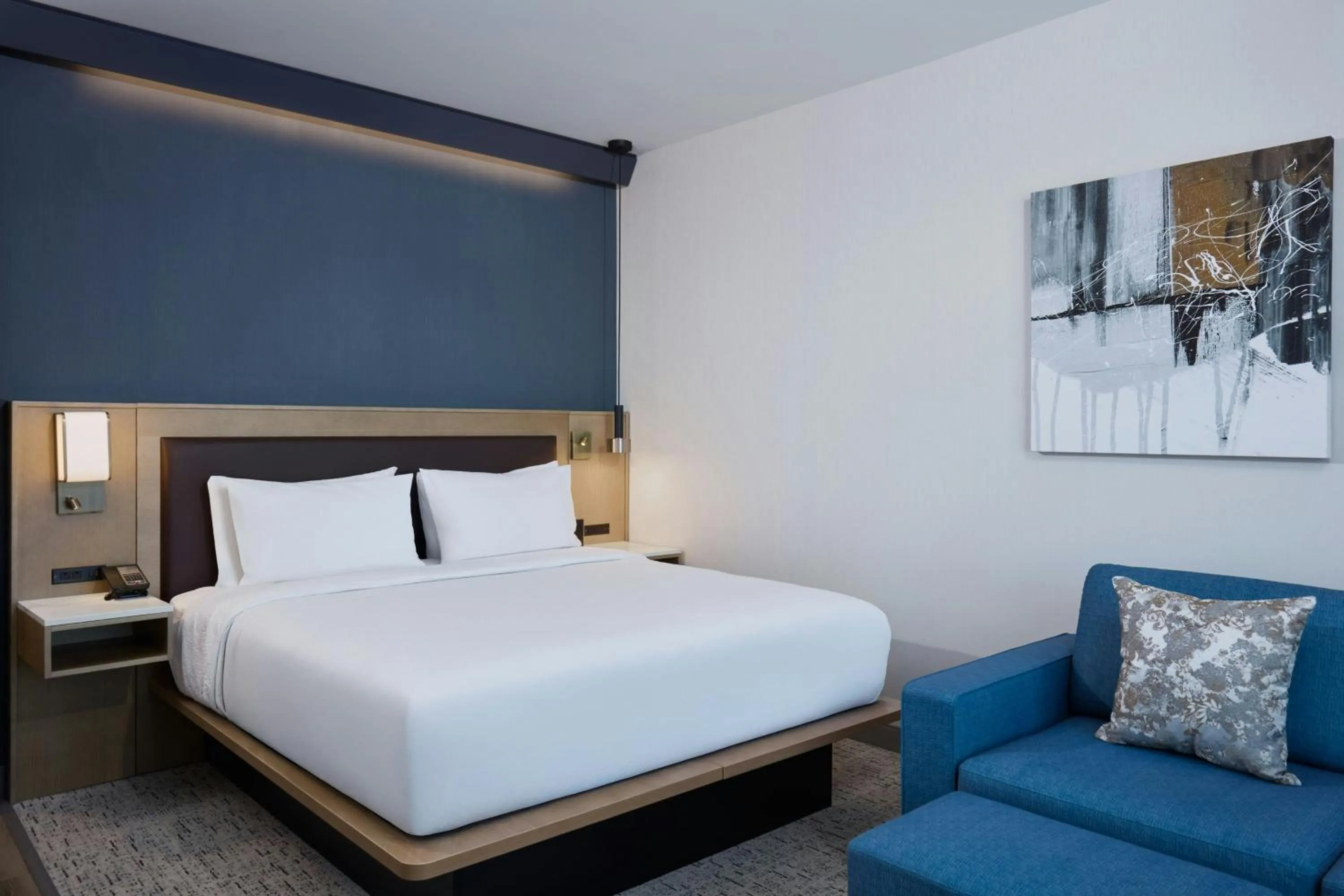 Photo of the whole room, Bed in Courtyard by Marriott Denver Downtown West