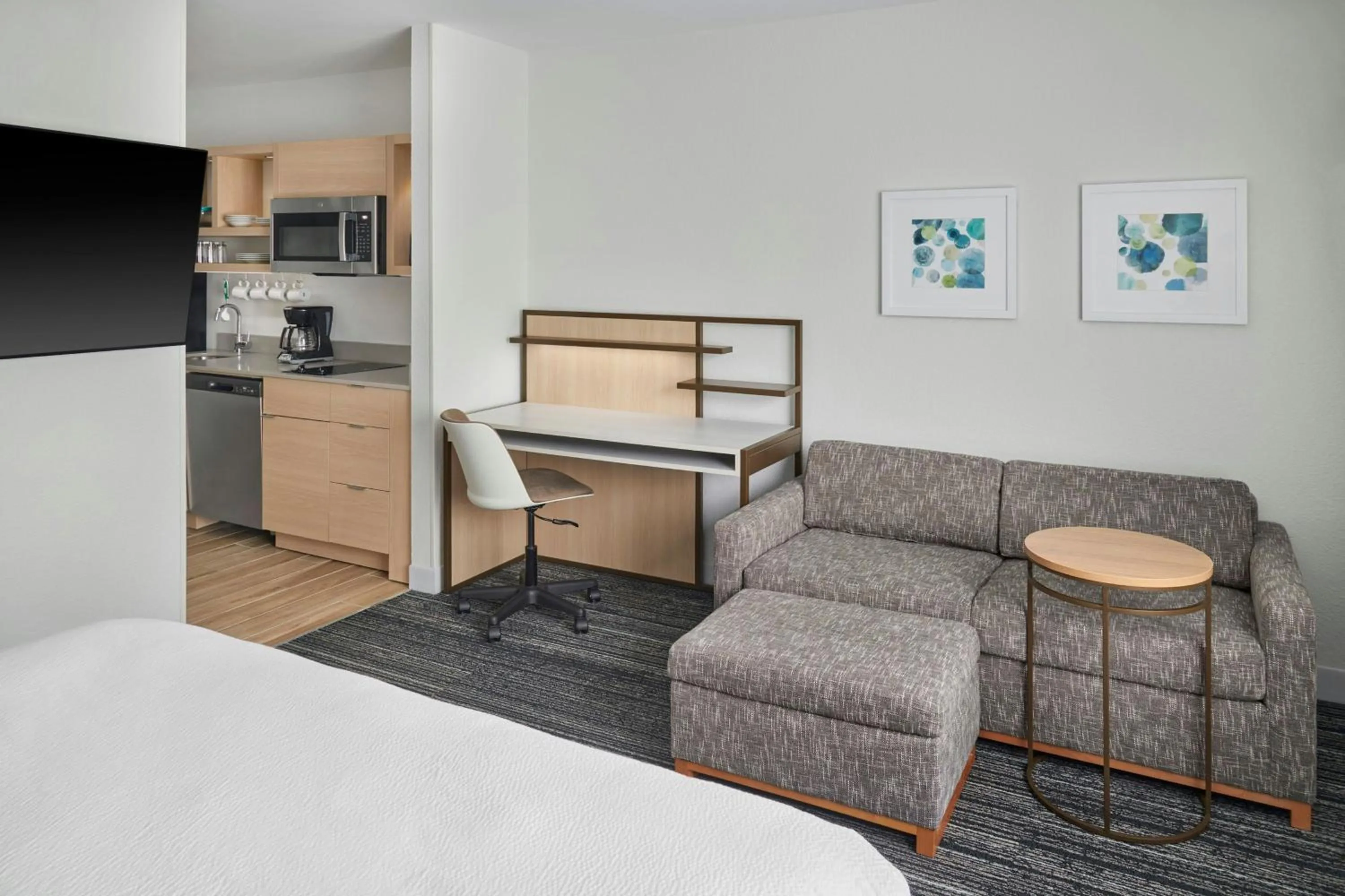 Photo of the whole room, Bed in TownePlace Suites by Marriott Lansing North