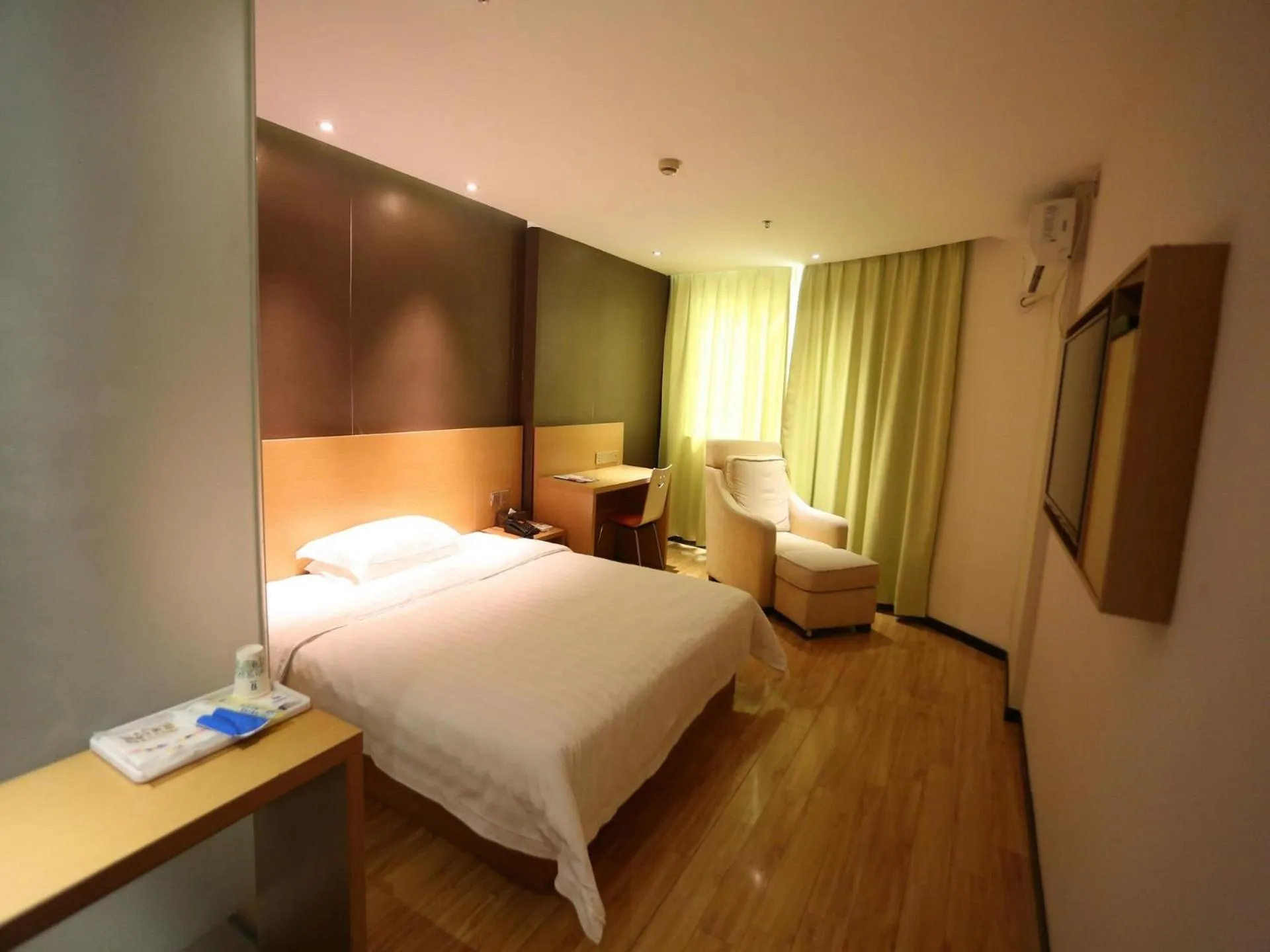 Bed in 7Days Inn Yunfu Luoding Central
