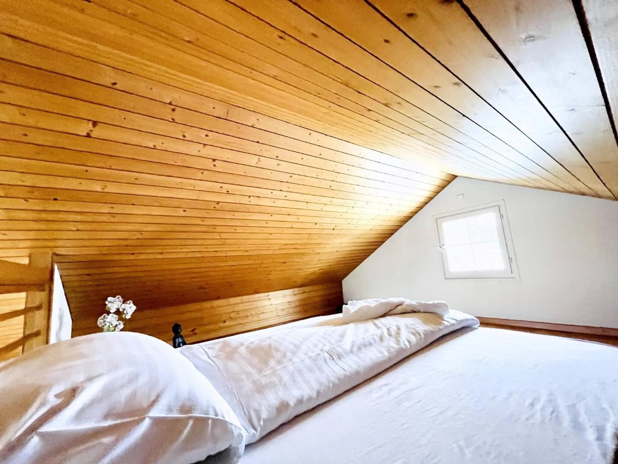 Bed in Einzigartige Schone Altbau- Wohnung Im Zentrum