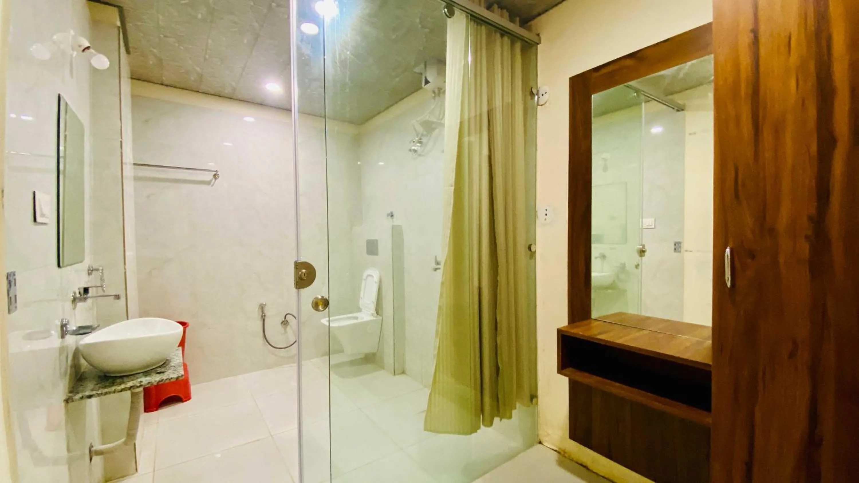 Shower in Hotel Krishnarchana