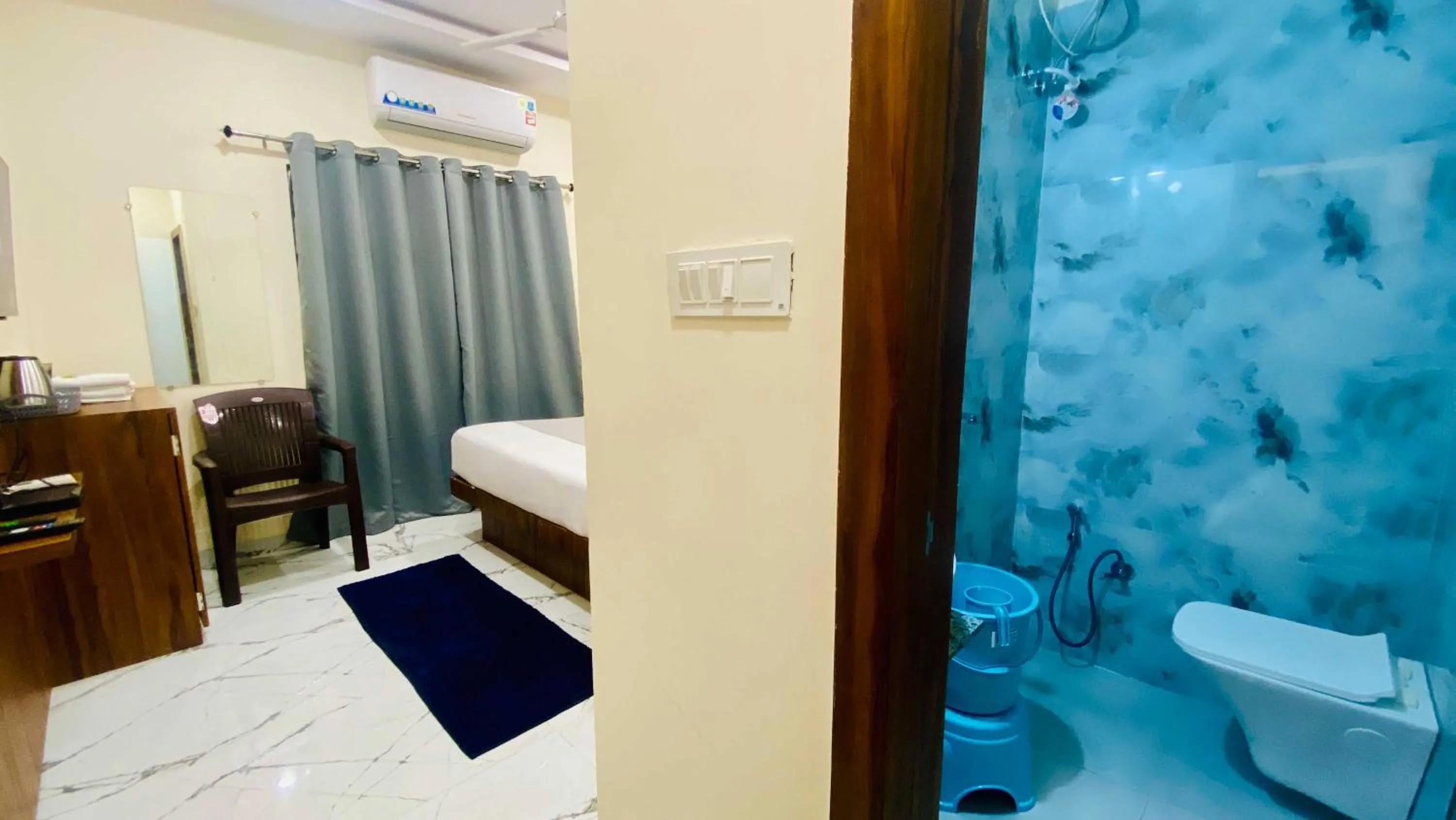 Shower in Hotel Krishnarchana