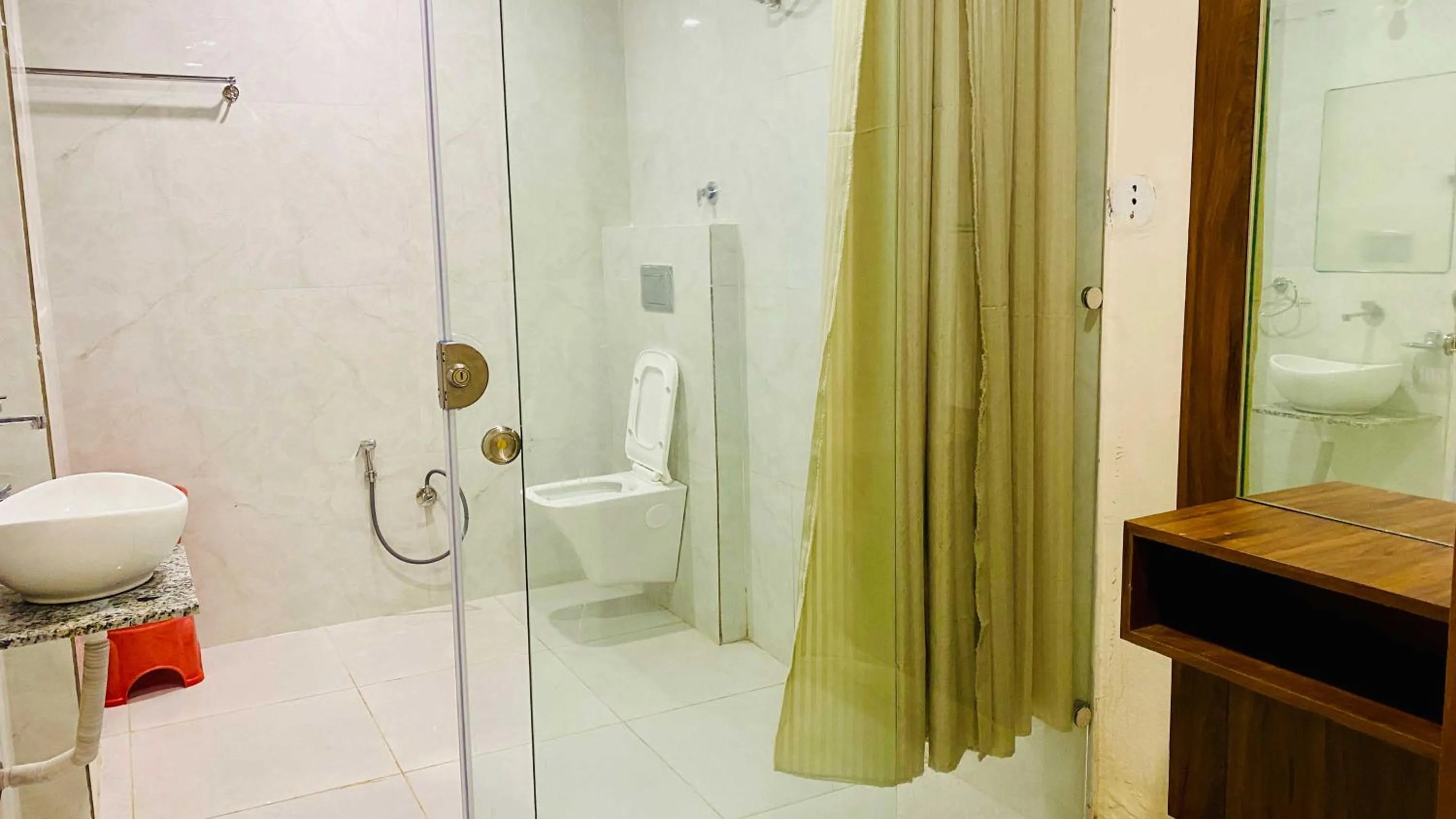 Shower in Hotel Krishnarchana