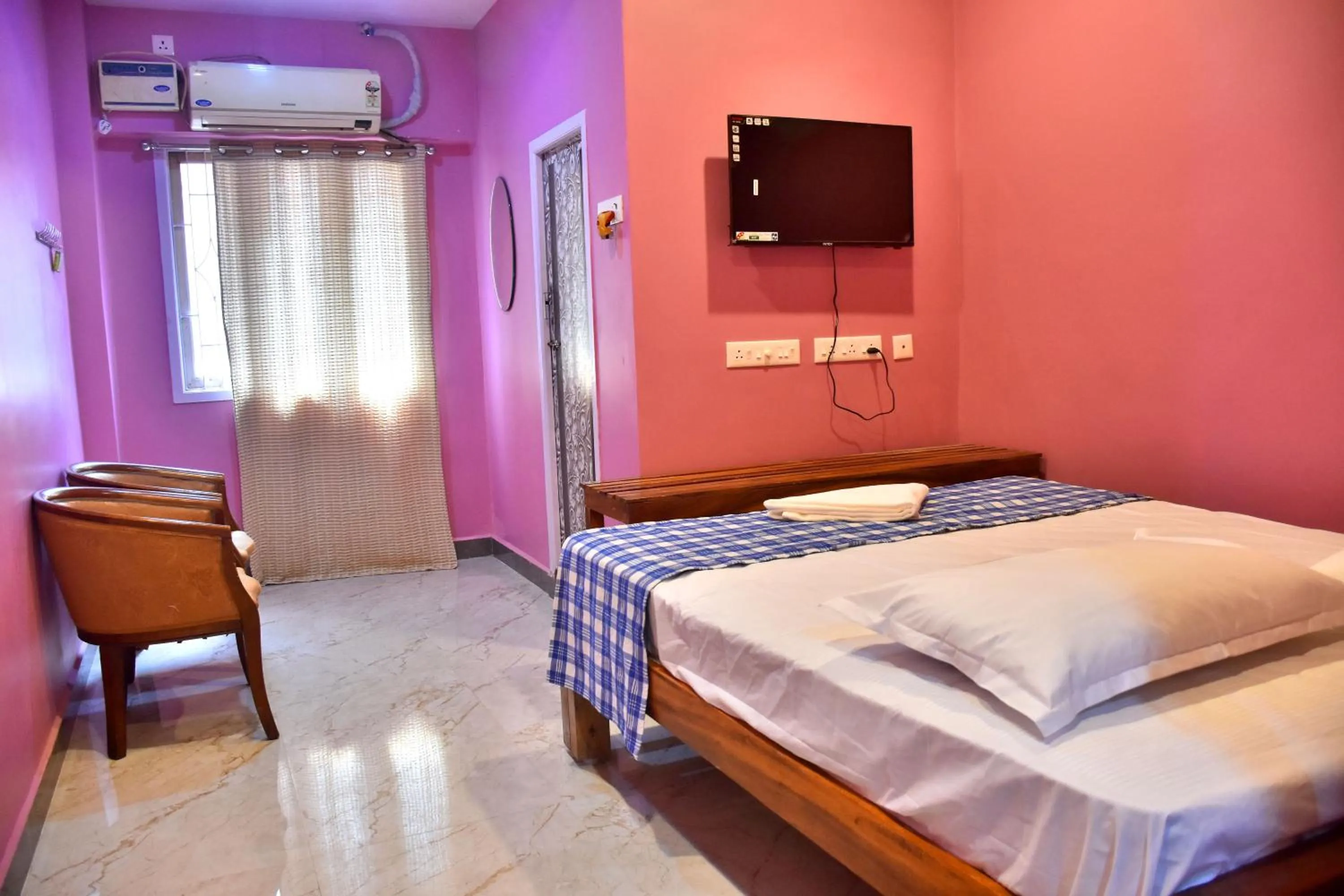 Bedroom, Bed in City Plaza Lodge