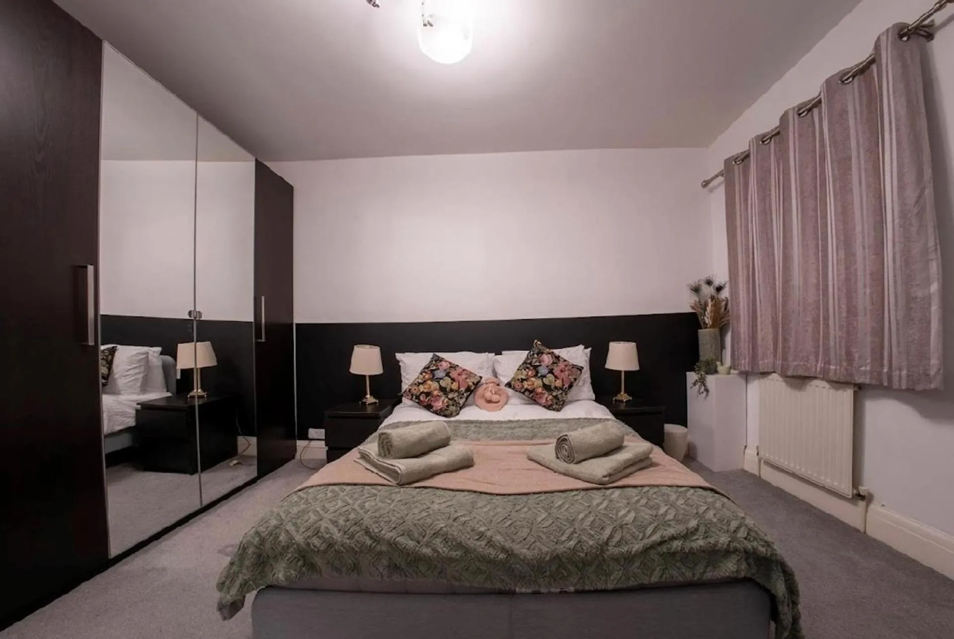 Apartment - Sleeps 4 - Parking - Great Location