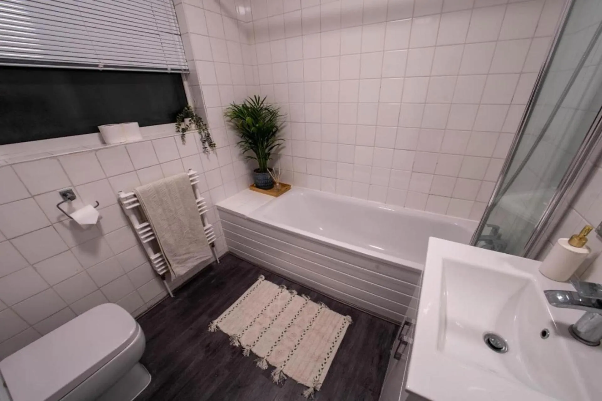Apartment - Sleeps 4 - Parking - Great Location
