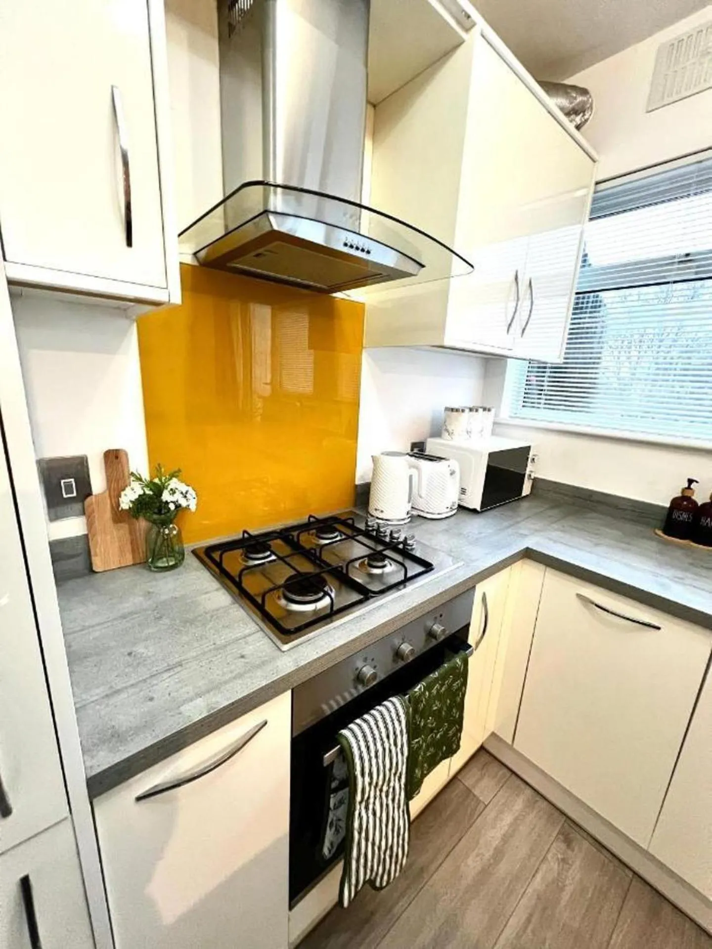Apartment - Sleeps 4 - Parking - Great Location