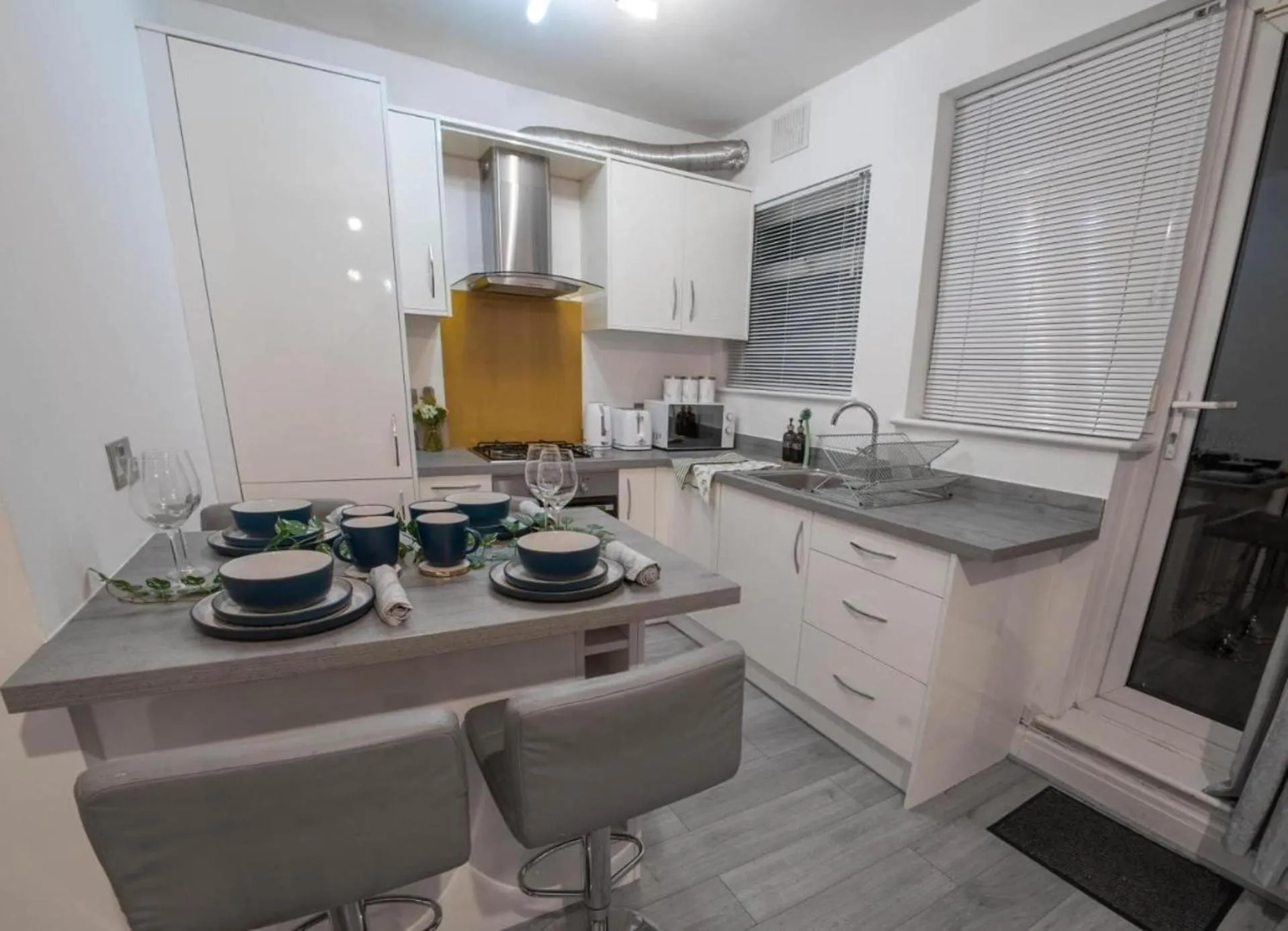 Apartment - Sleeps 4 - Parking - Great Location