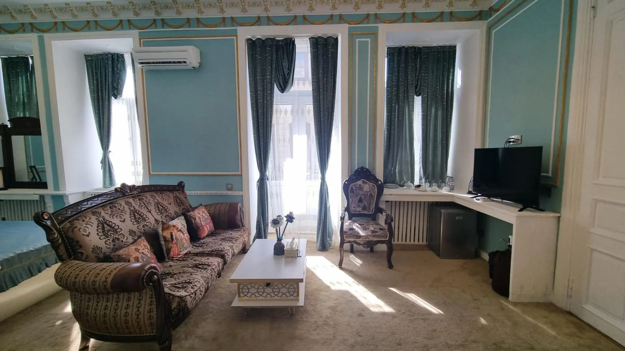 Communal lounge/ TV room in Apartments History 1870