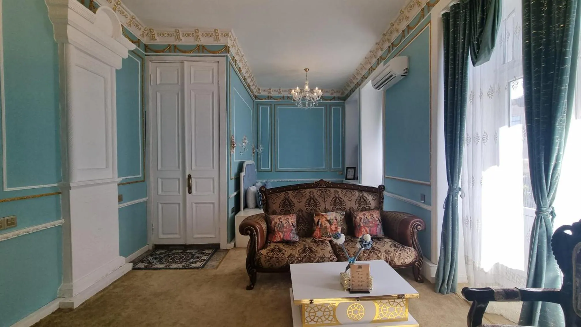 Living room in Apartments History 1870