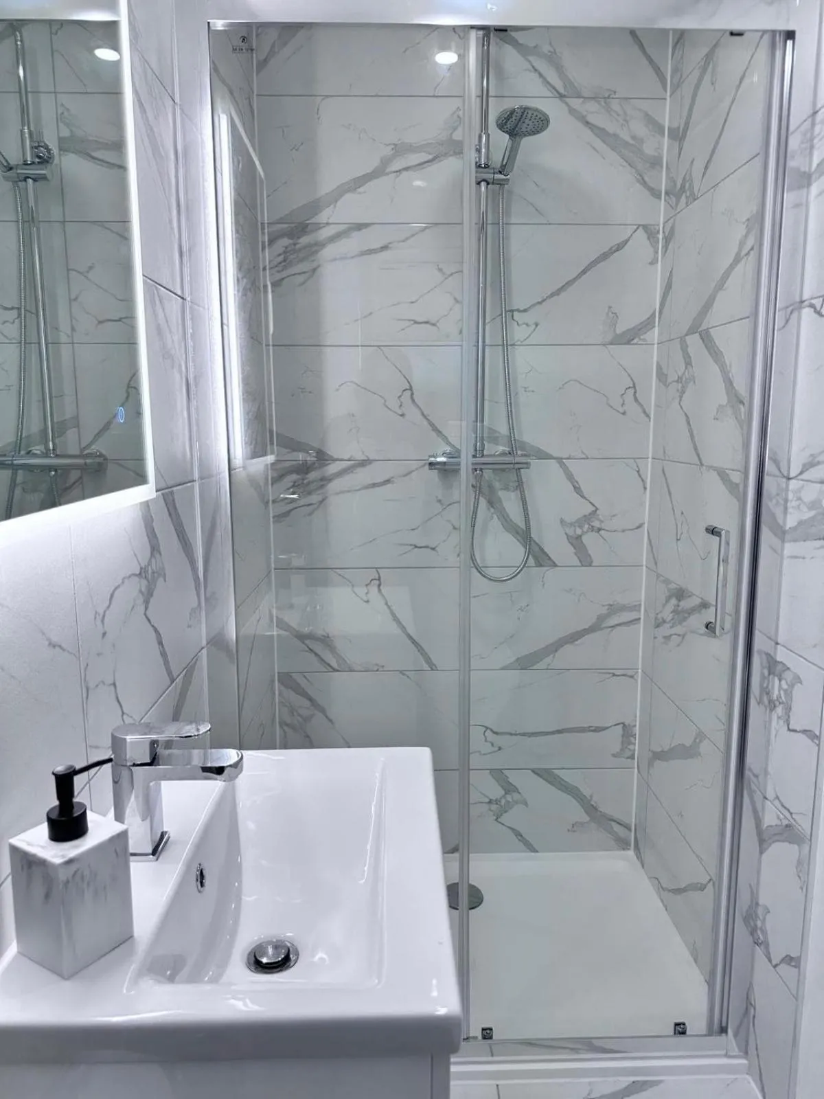 Watford Junction Oasis - Modern 3BR Ensuite with Garden