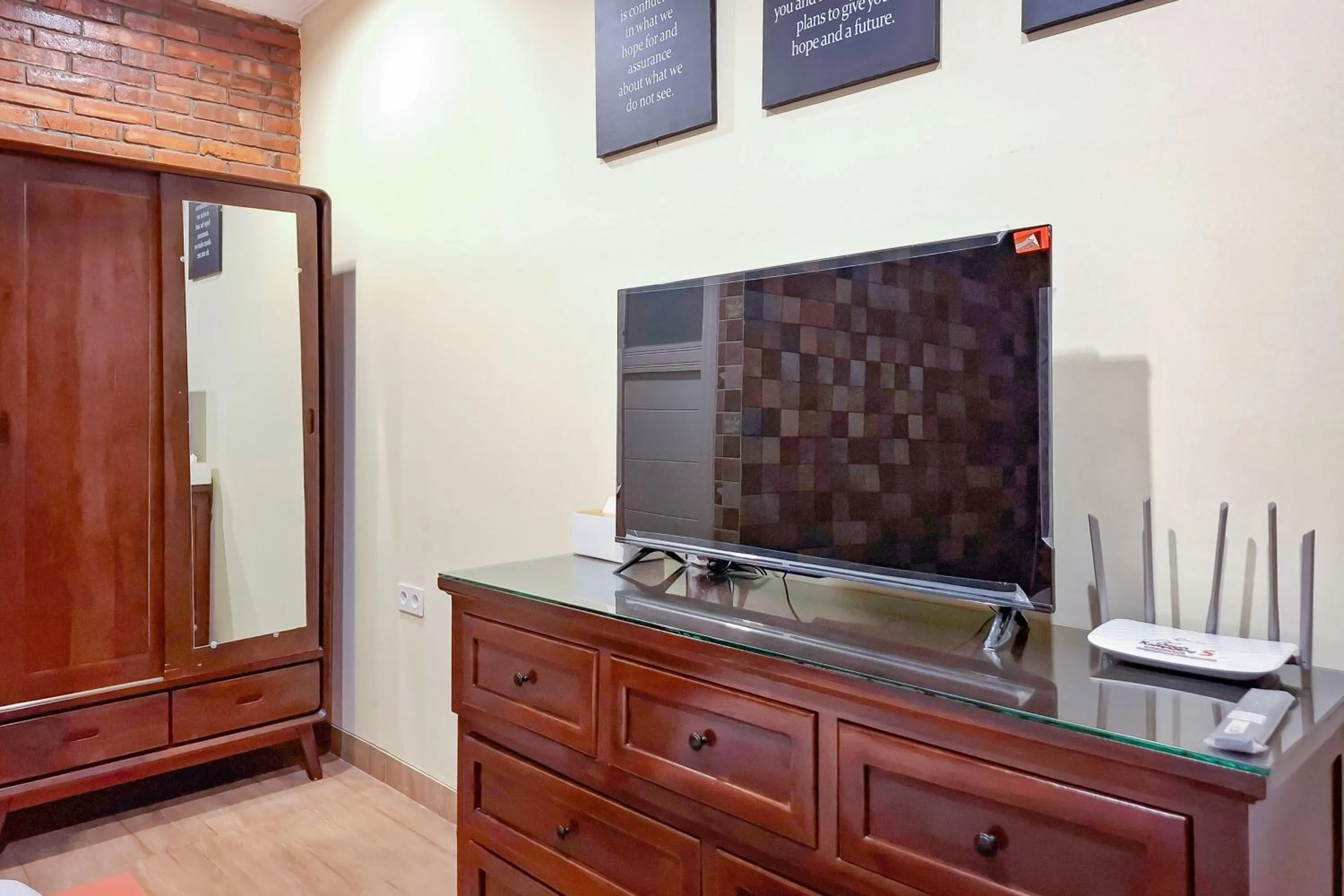 TV and multimedia in Omah Kampoeng Near UKSW Salatiga Mitra RedDoorz