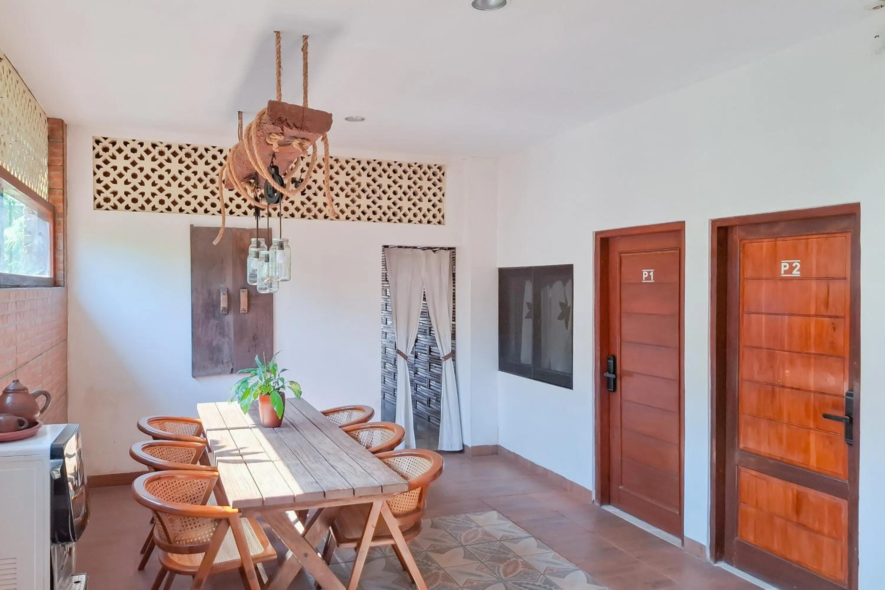 Dining area in Omah Kampoeng Near UKSW Salatiga Mitra RedDoorz