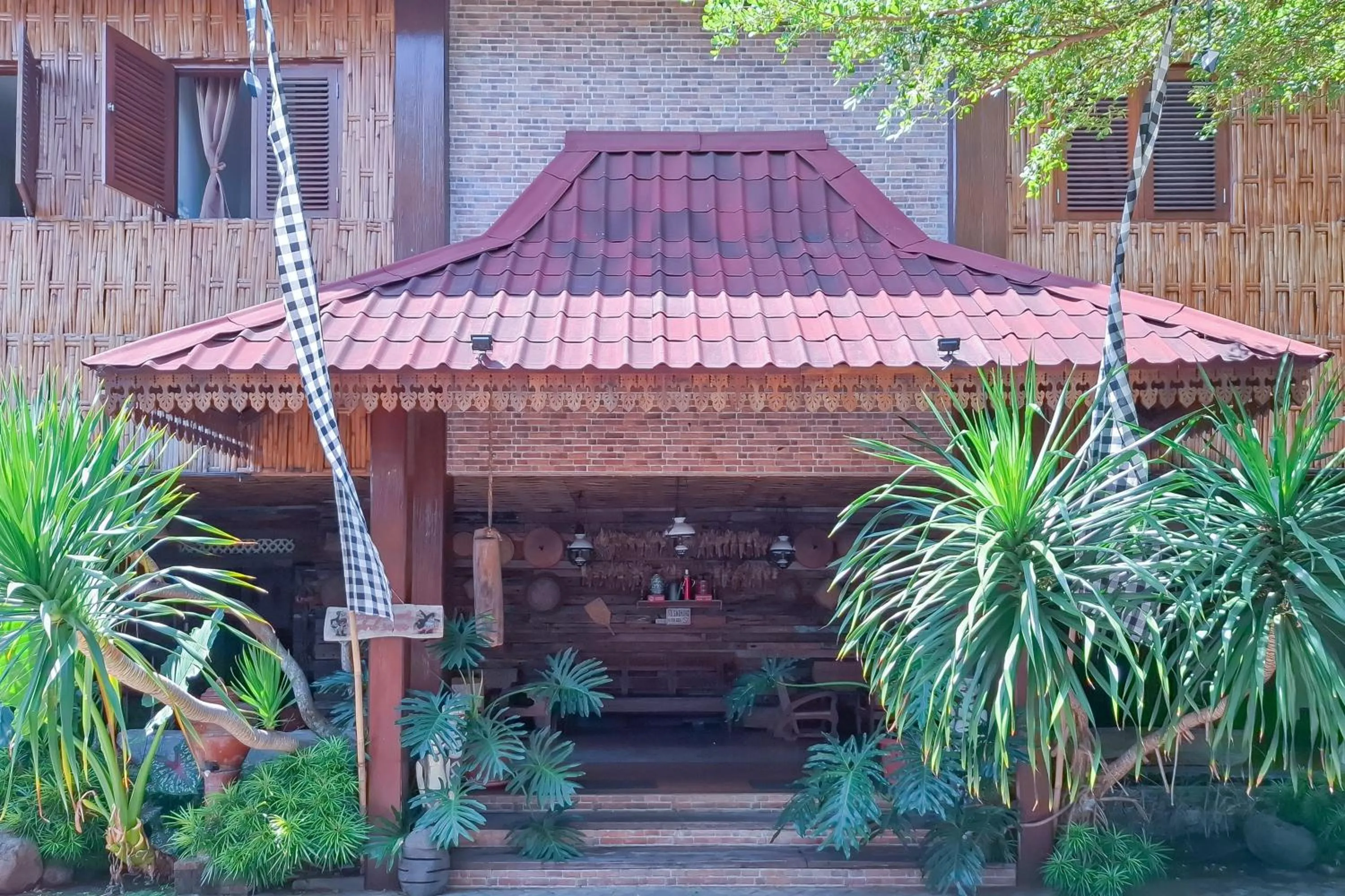 Facade/entrance in Omah Kampoeng Near UKSW Salatiga Mitra RedDoorz