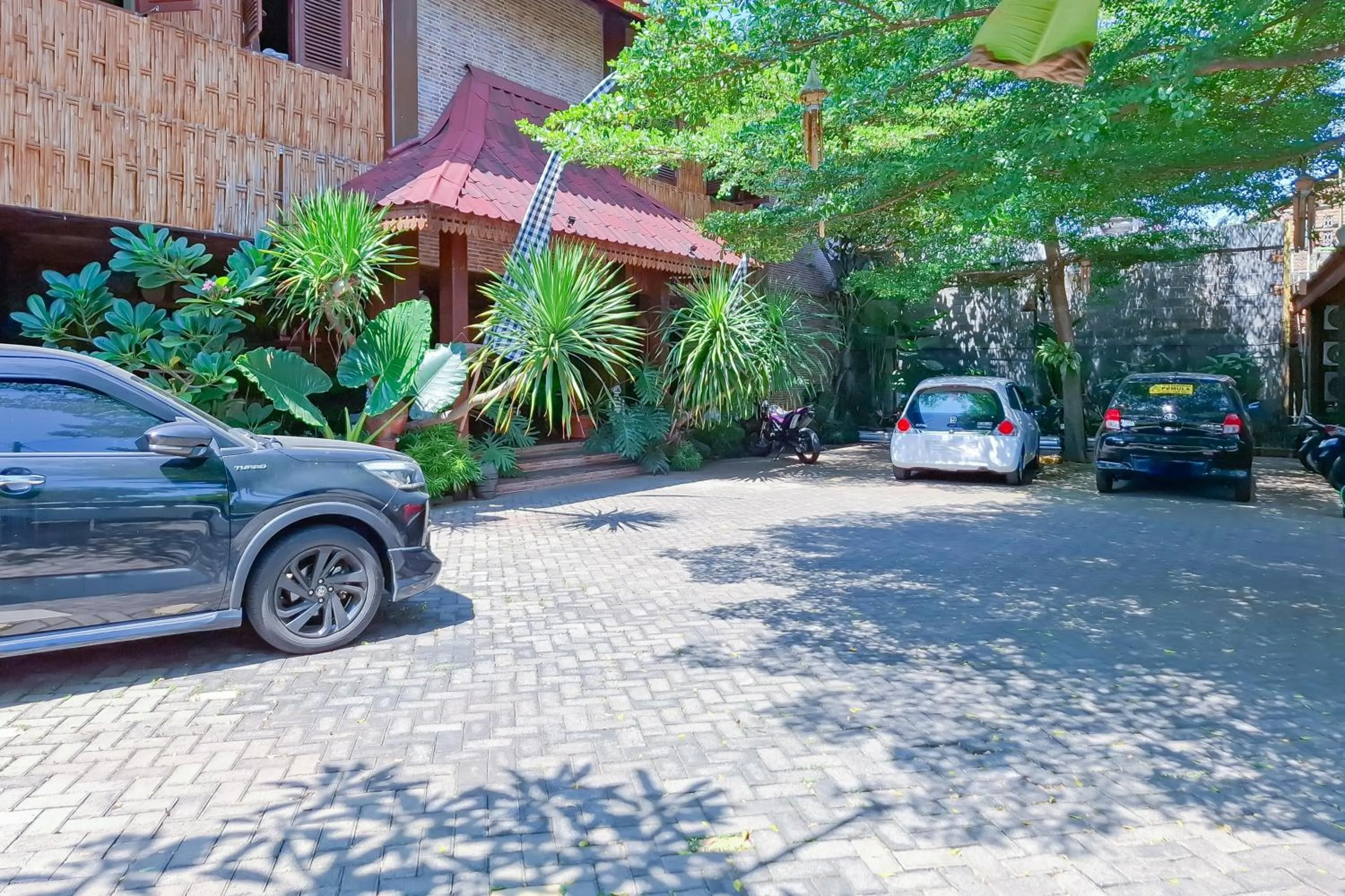 Parking in Omah Kampoeng Near UKSW Salatiga Mitra RedDoorz