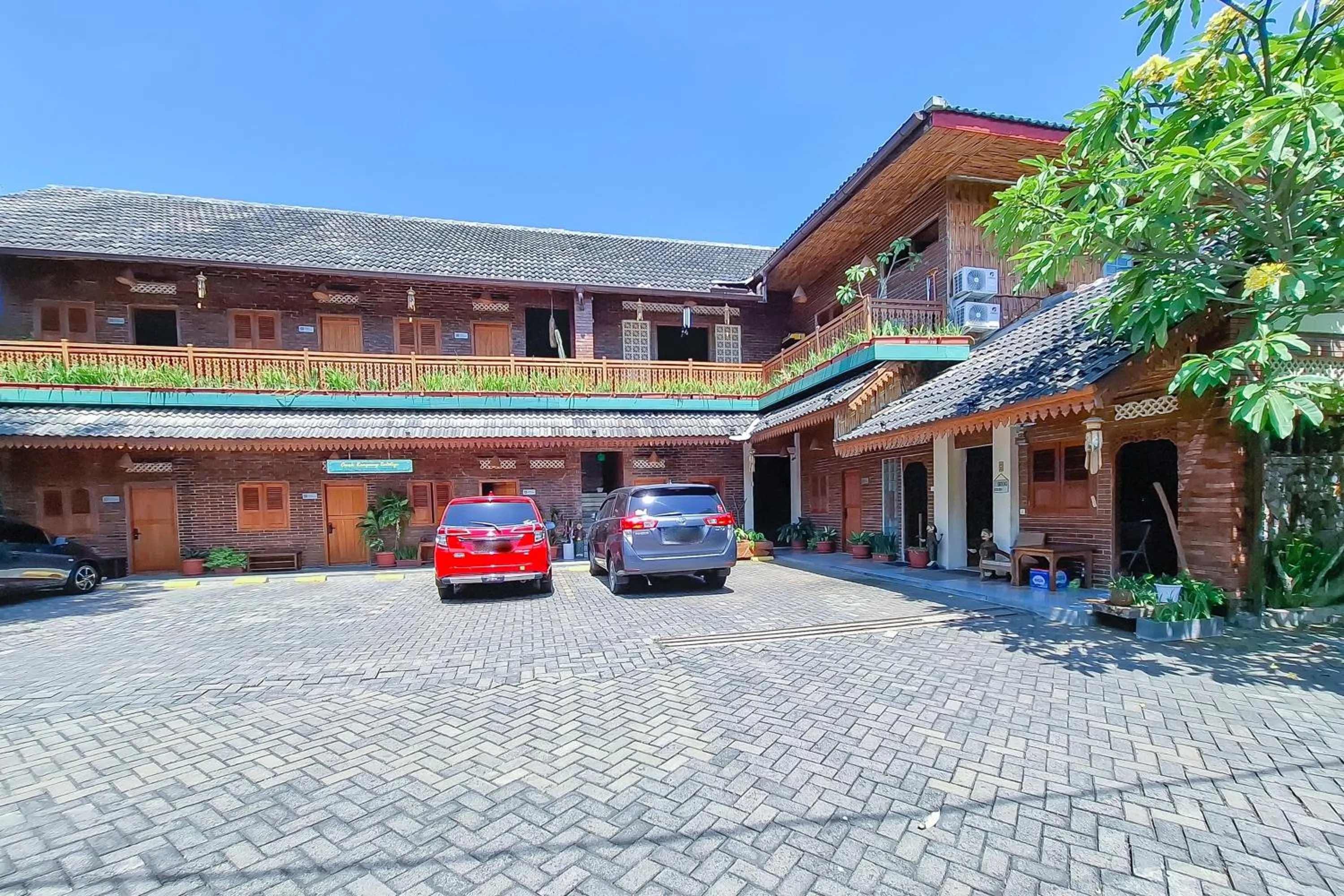 Parking in Omah Kampoeng Near UKSW Salatiga Mitra RedDoorz
