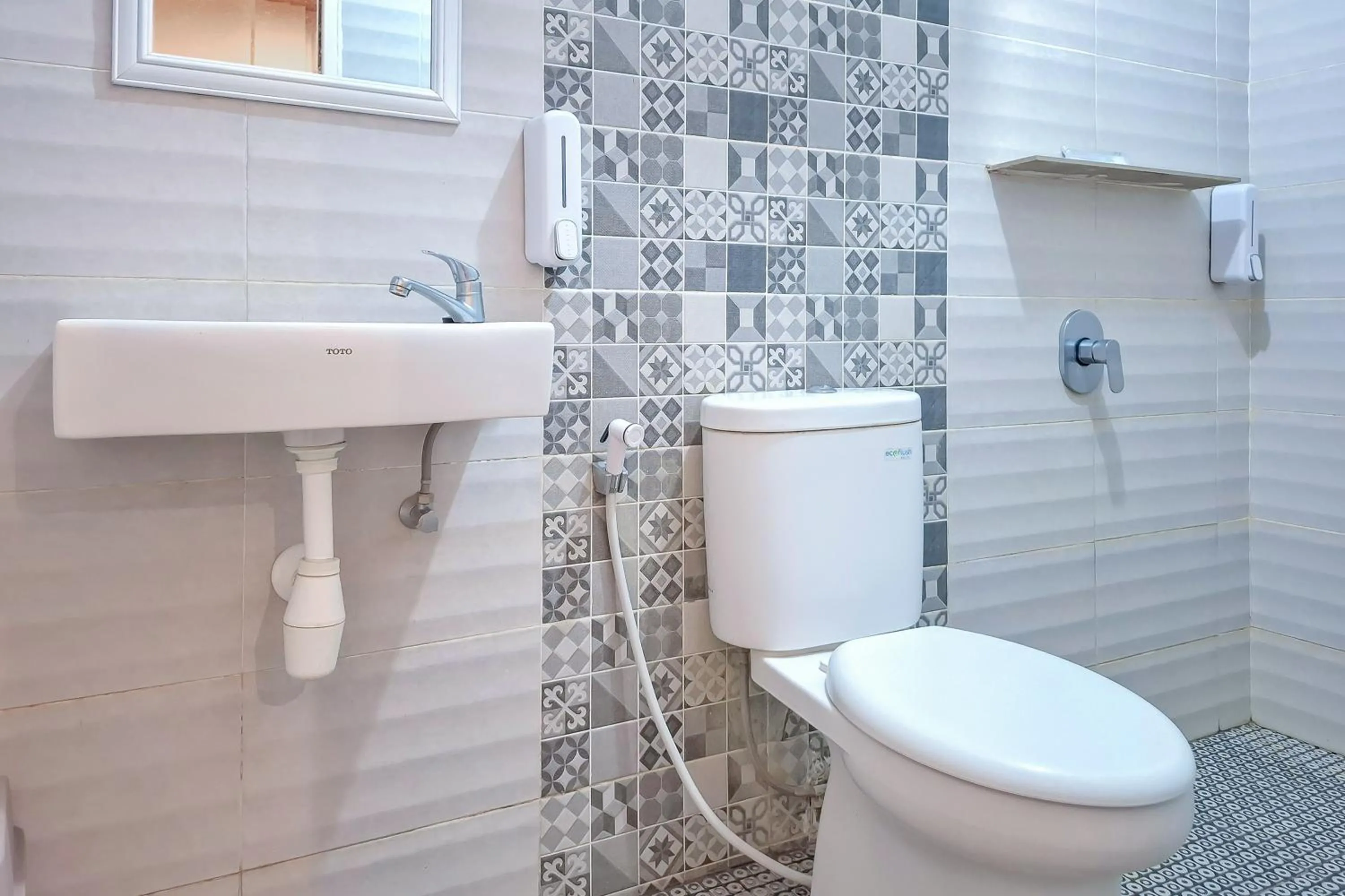 Bathroom in Omah Kampoeng Near UKSW Salatiga Mitra RedDoorz