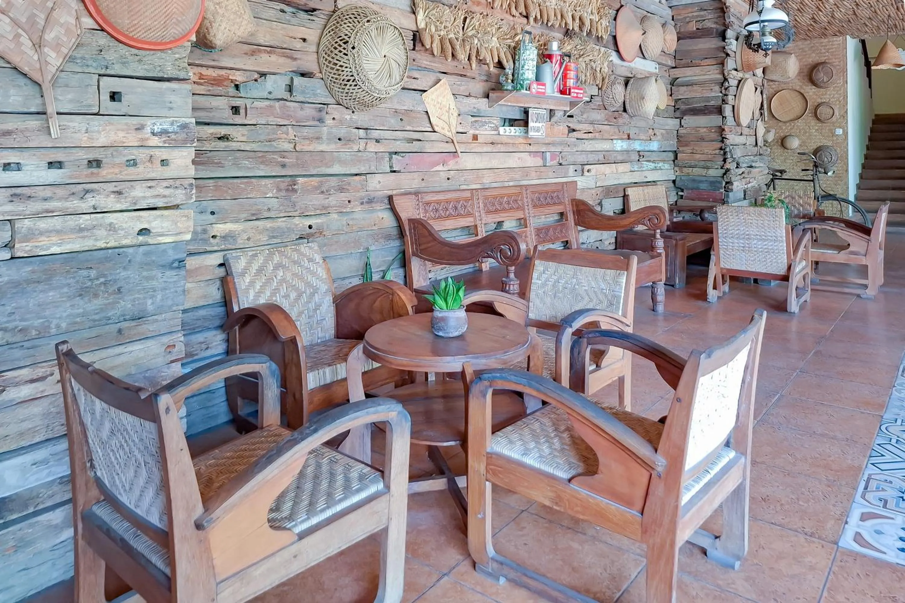 Seating area in Omah Kampoeng Near UKSW Salatiga Mitra RedDoorz