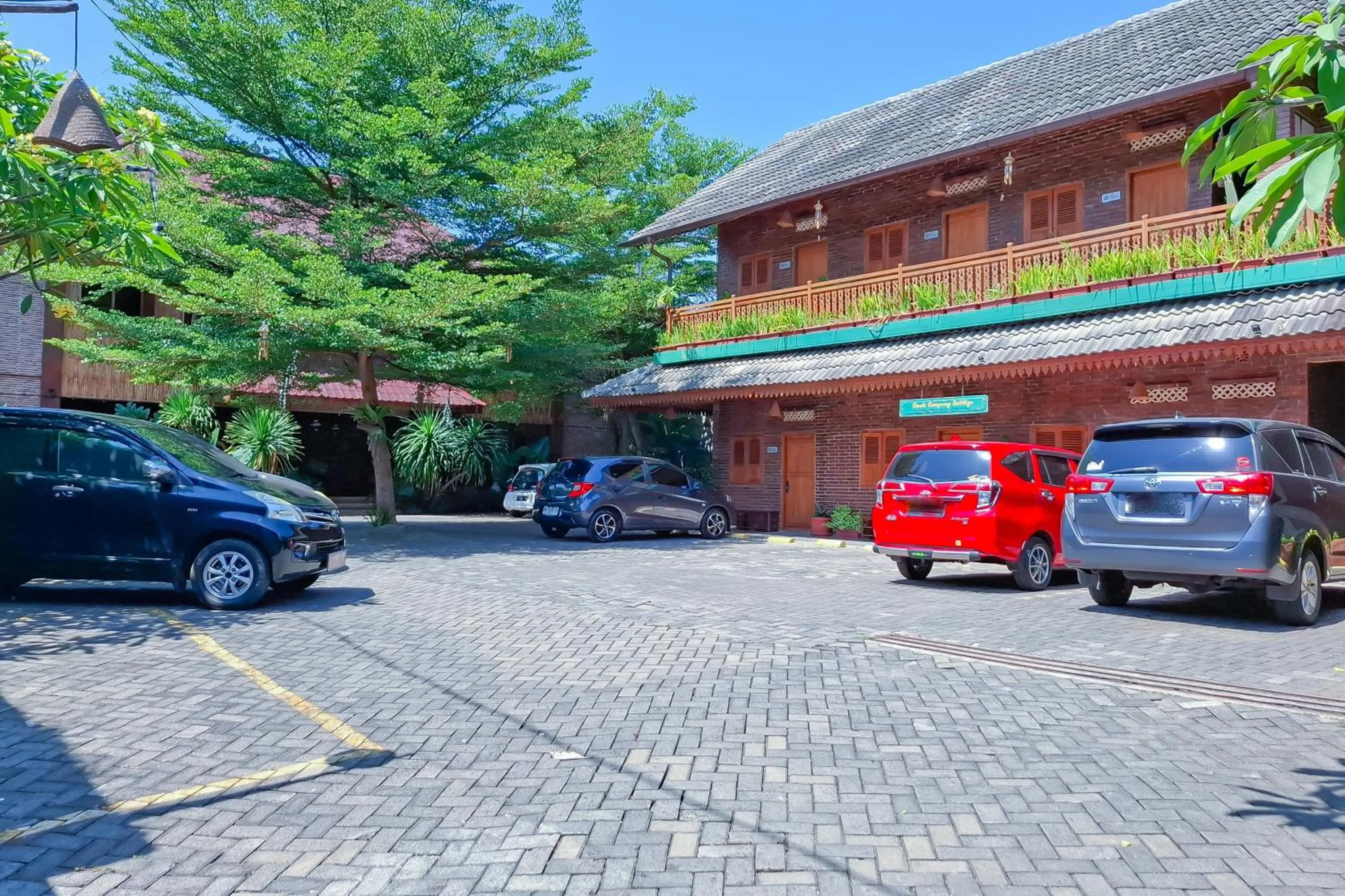 Parking in Omah Kampoeng Near UKSW Salatiga Mitra RedDoorz